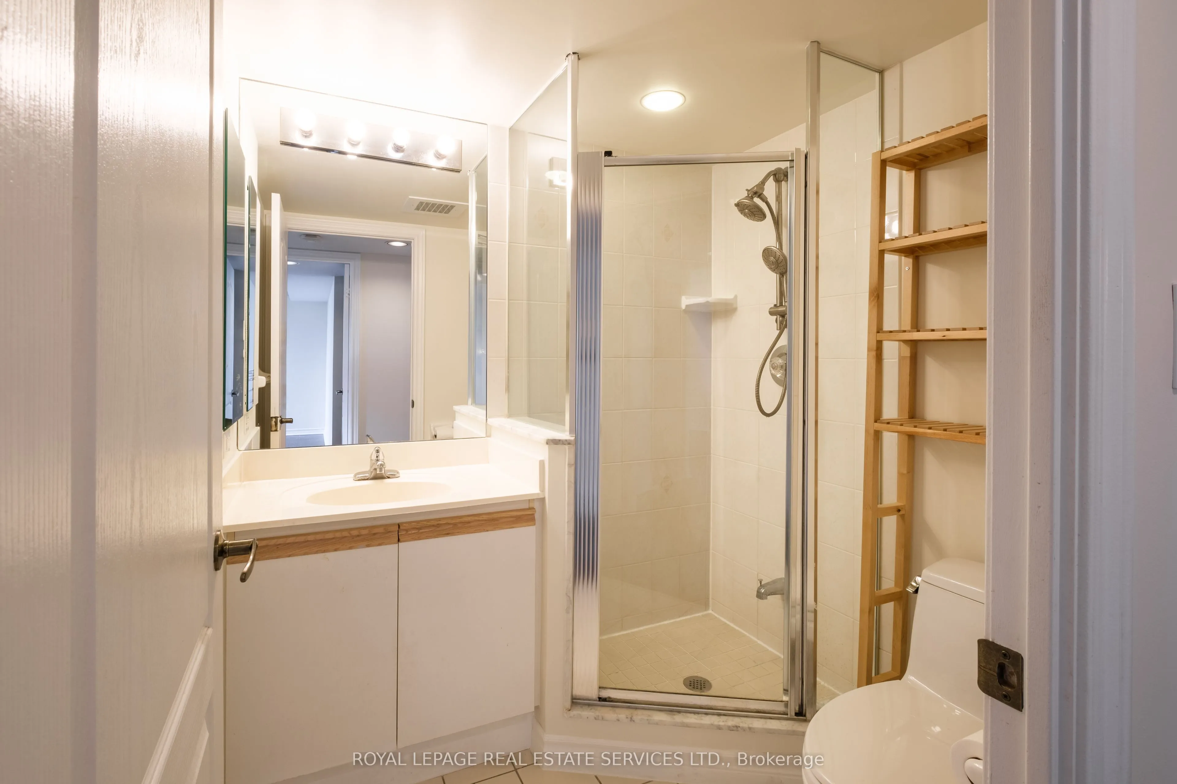 88 Grandview Way, #812