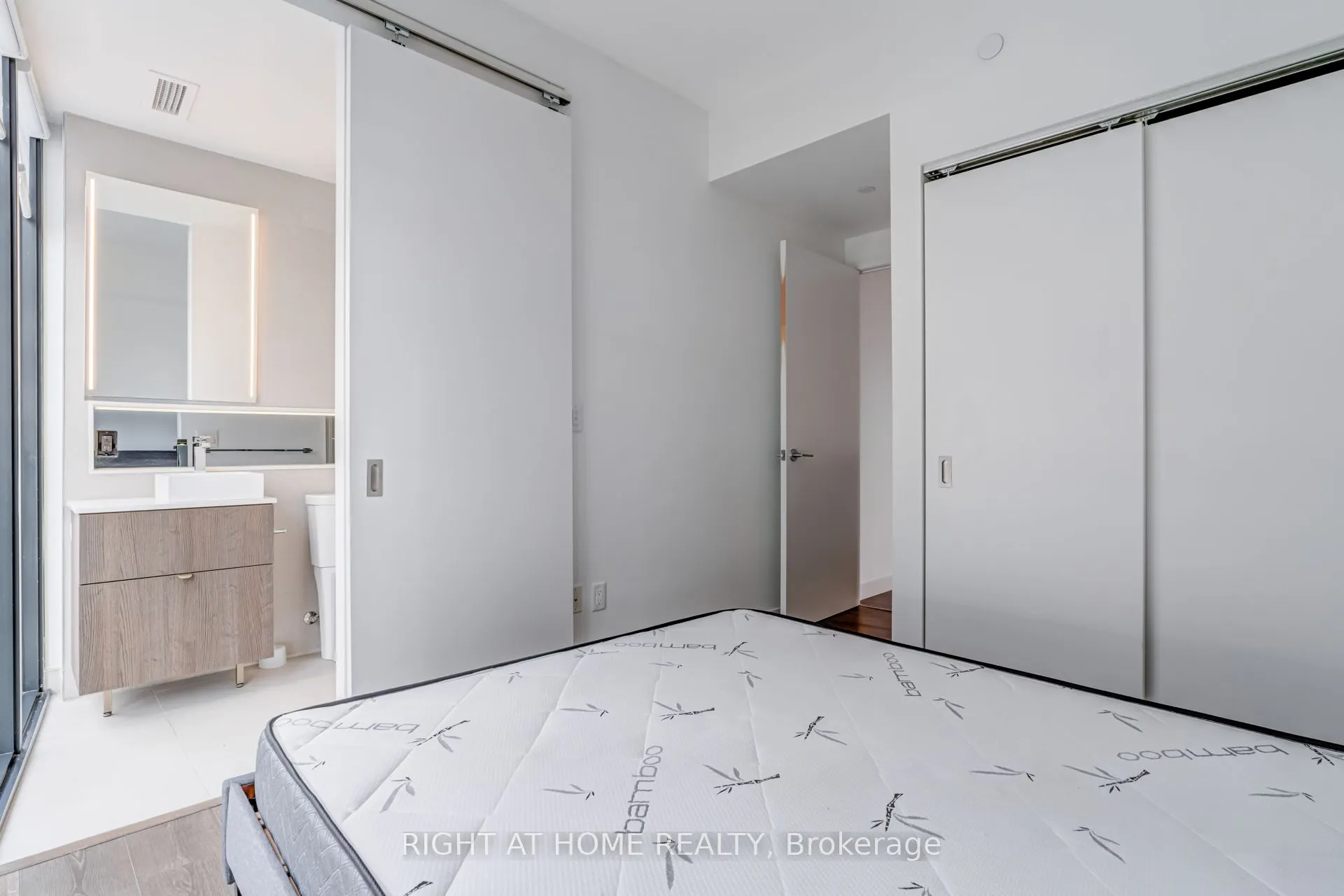 215 queen st west Street, #1105