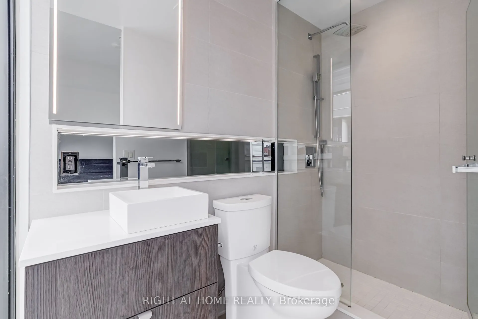 215 queen st west Street, #1105