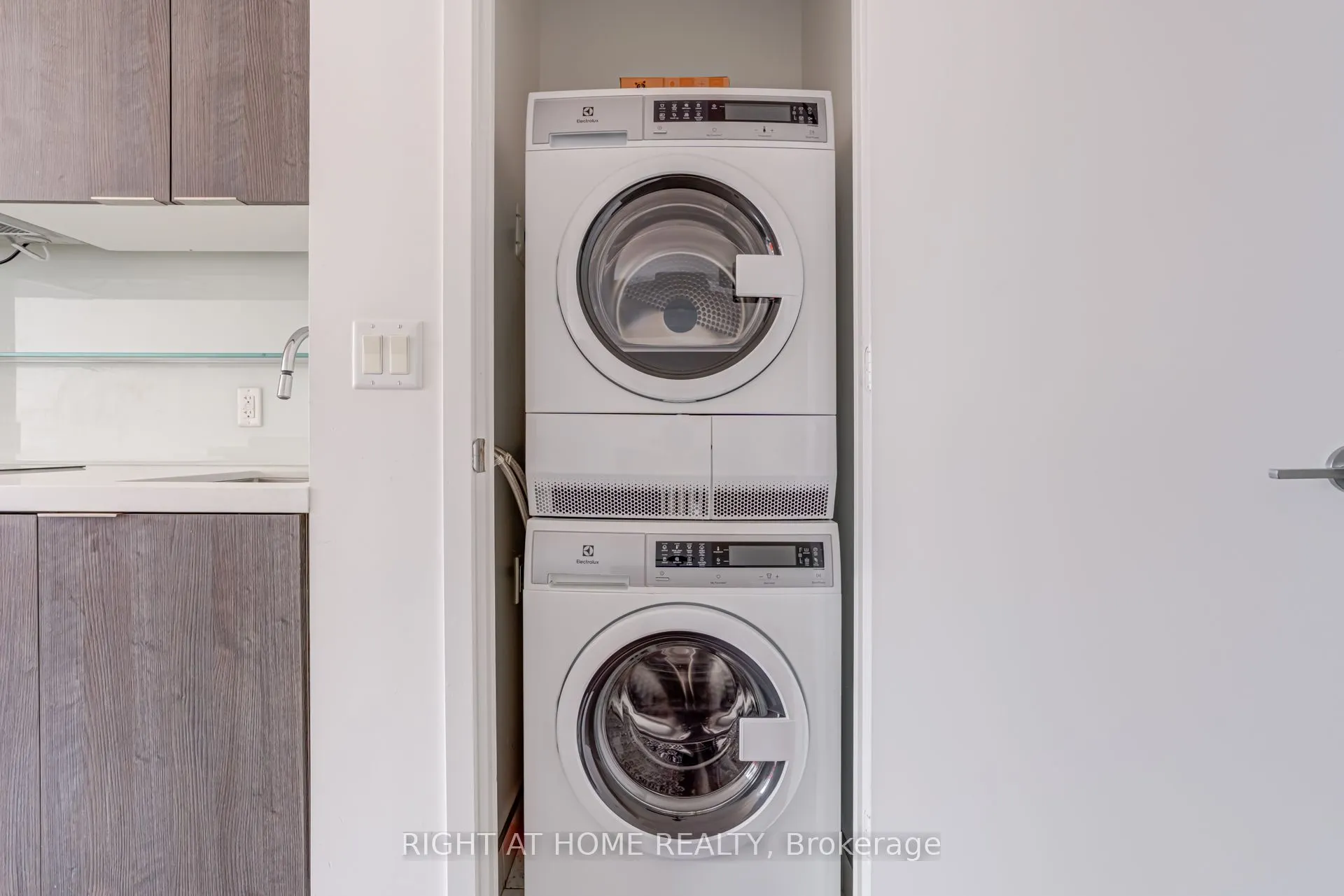 215 queen st west Street, #1105