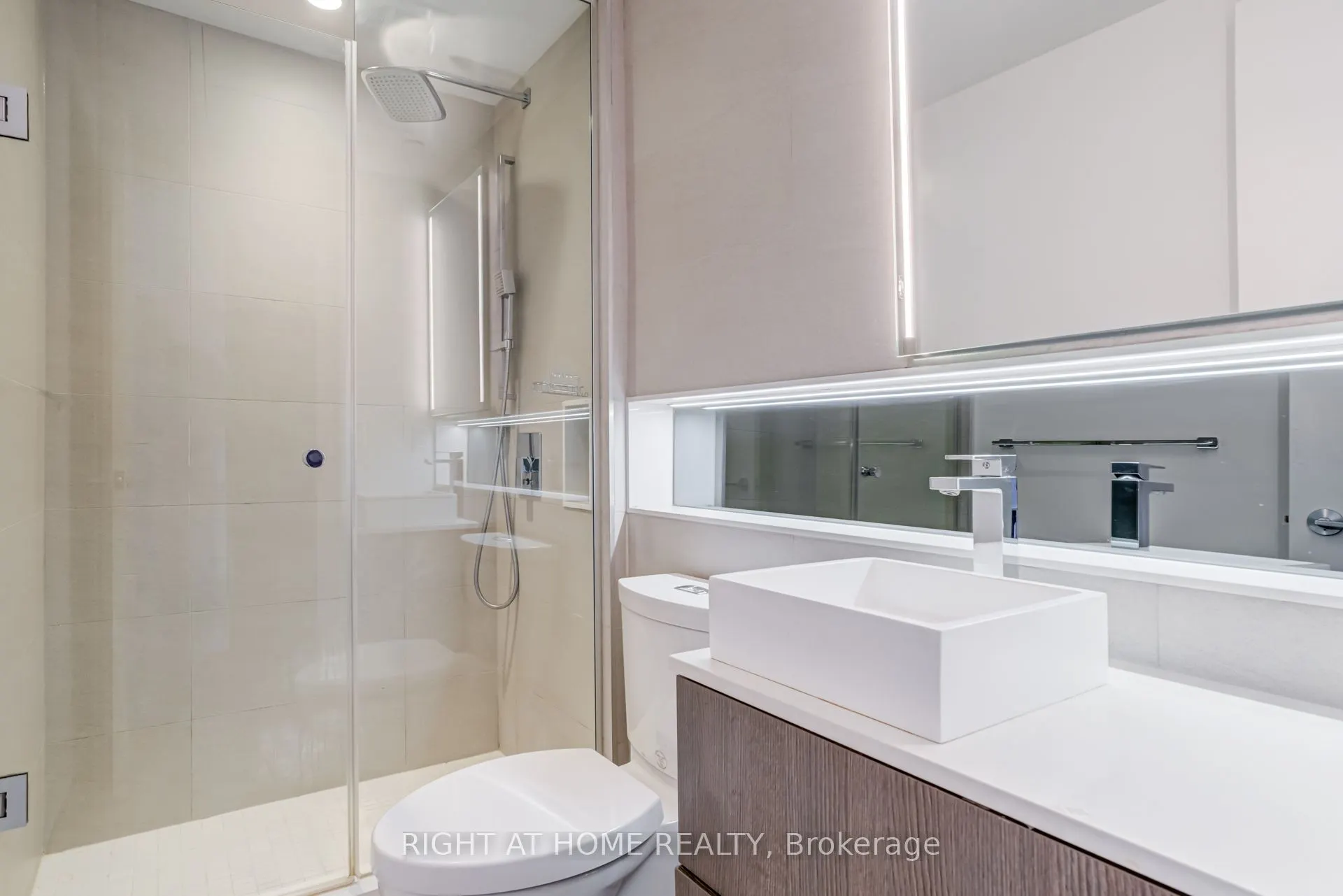 215 queen st west Street, #1105