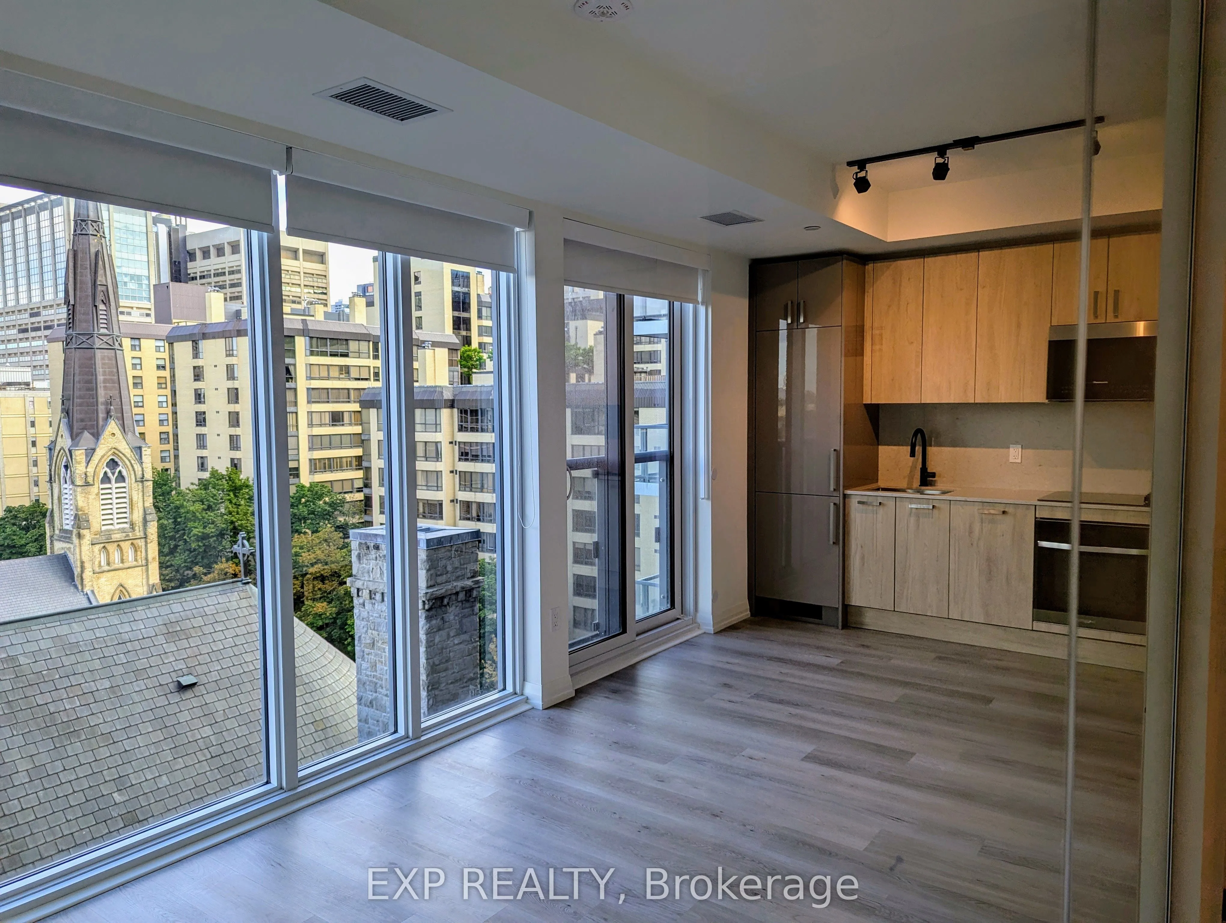 280 Dundas Street W, #814