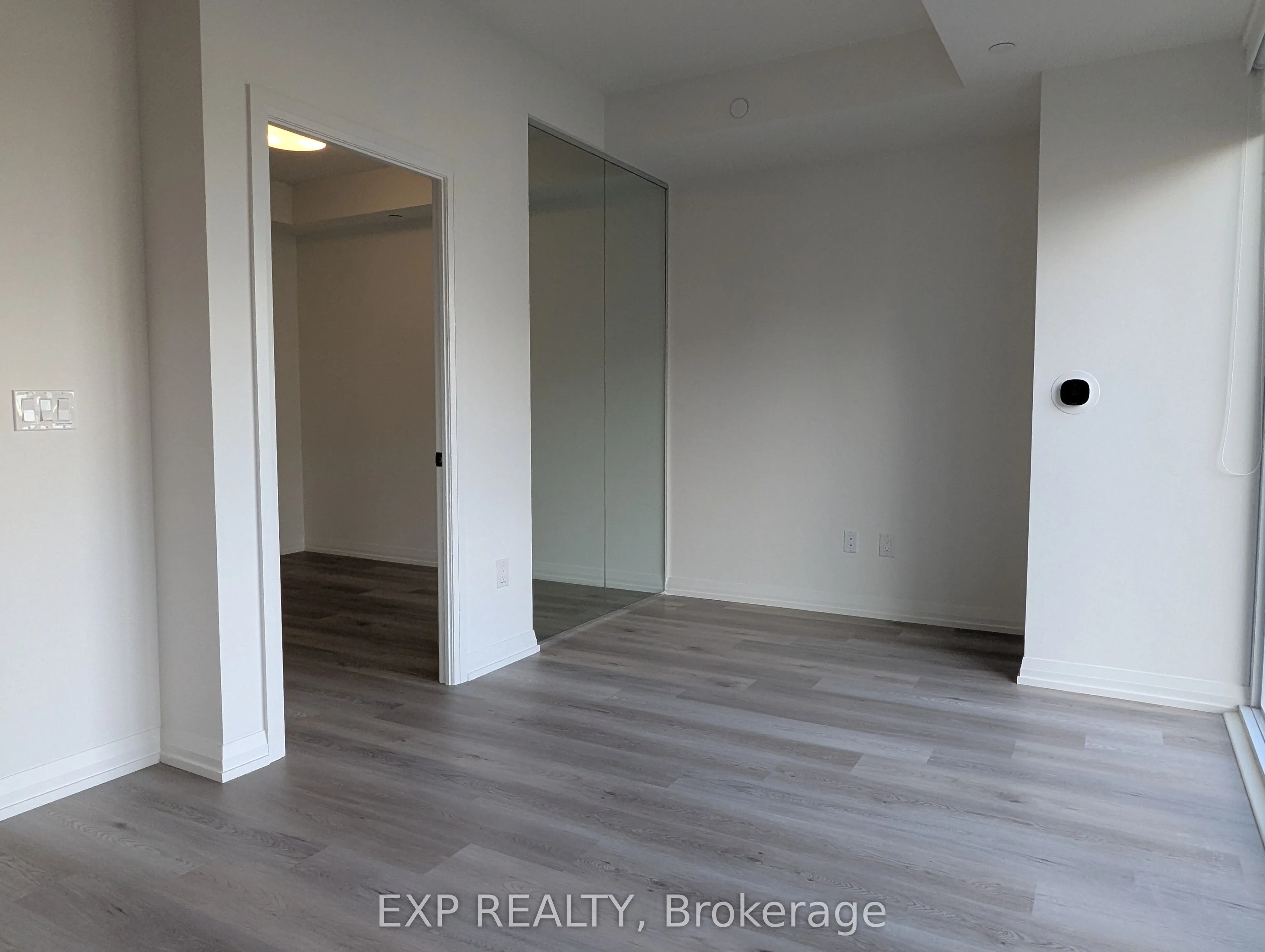280 Dundas Street W, #814