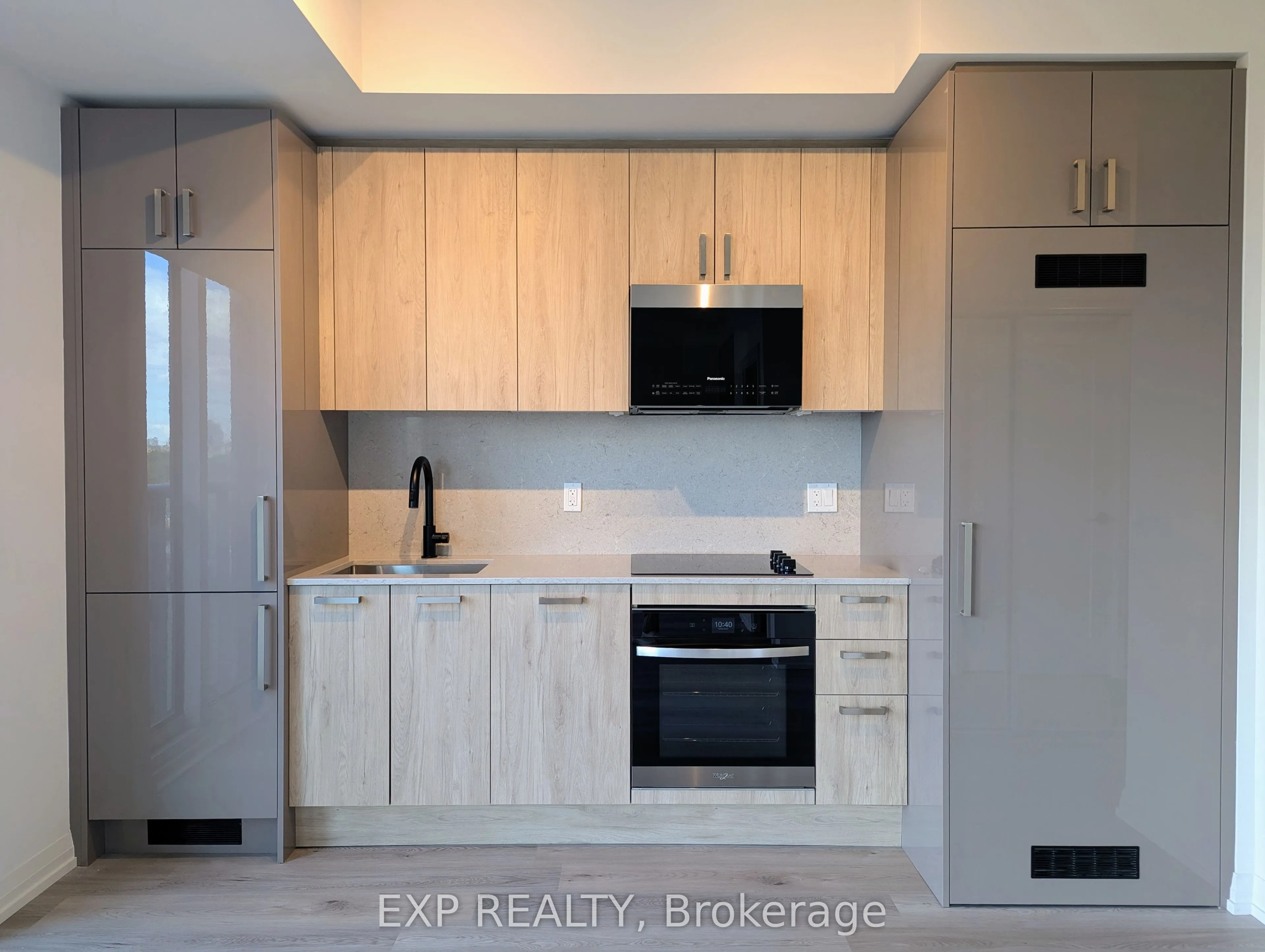 280 Dundas Street W, #814