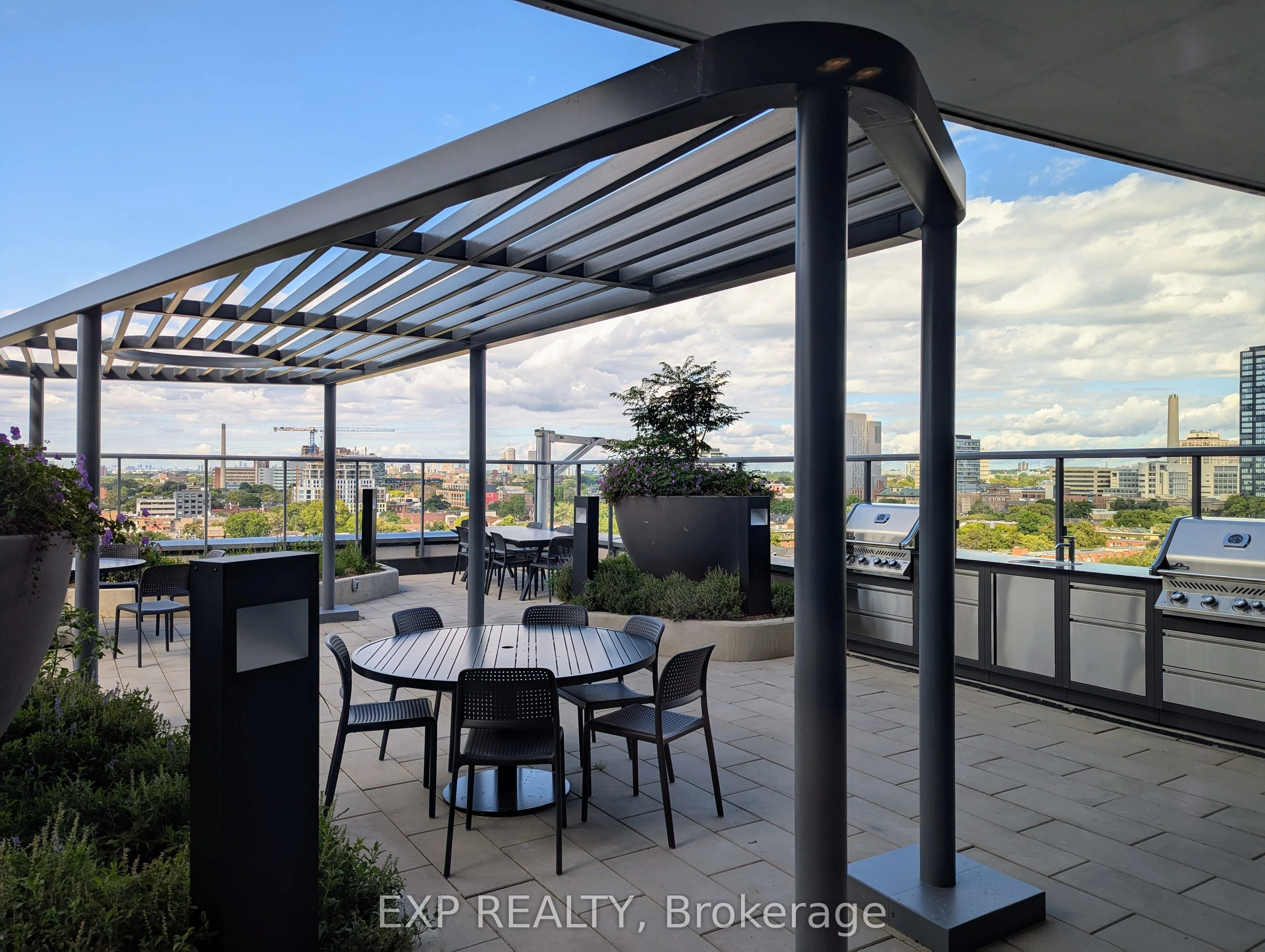 280 Dundas Street W, #814