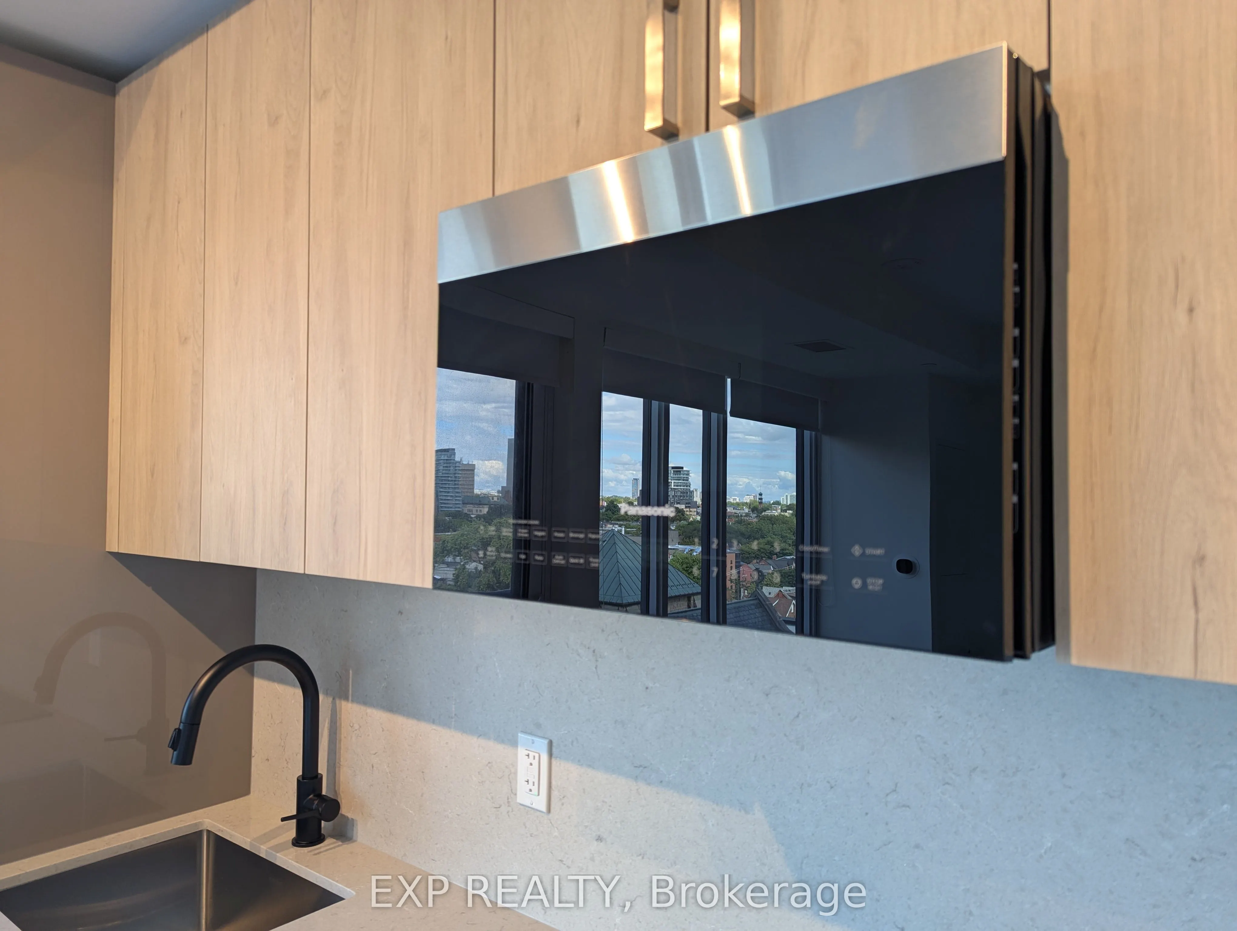 280 Dundas Street W, #814