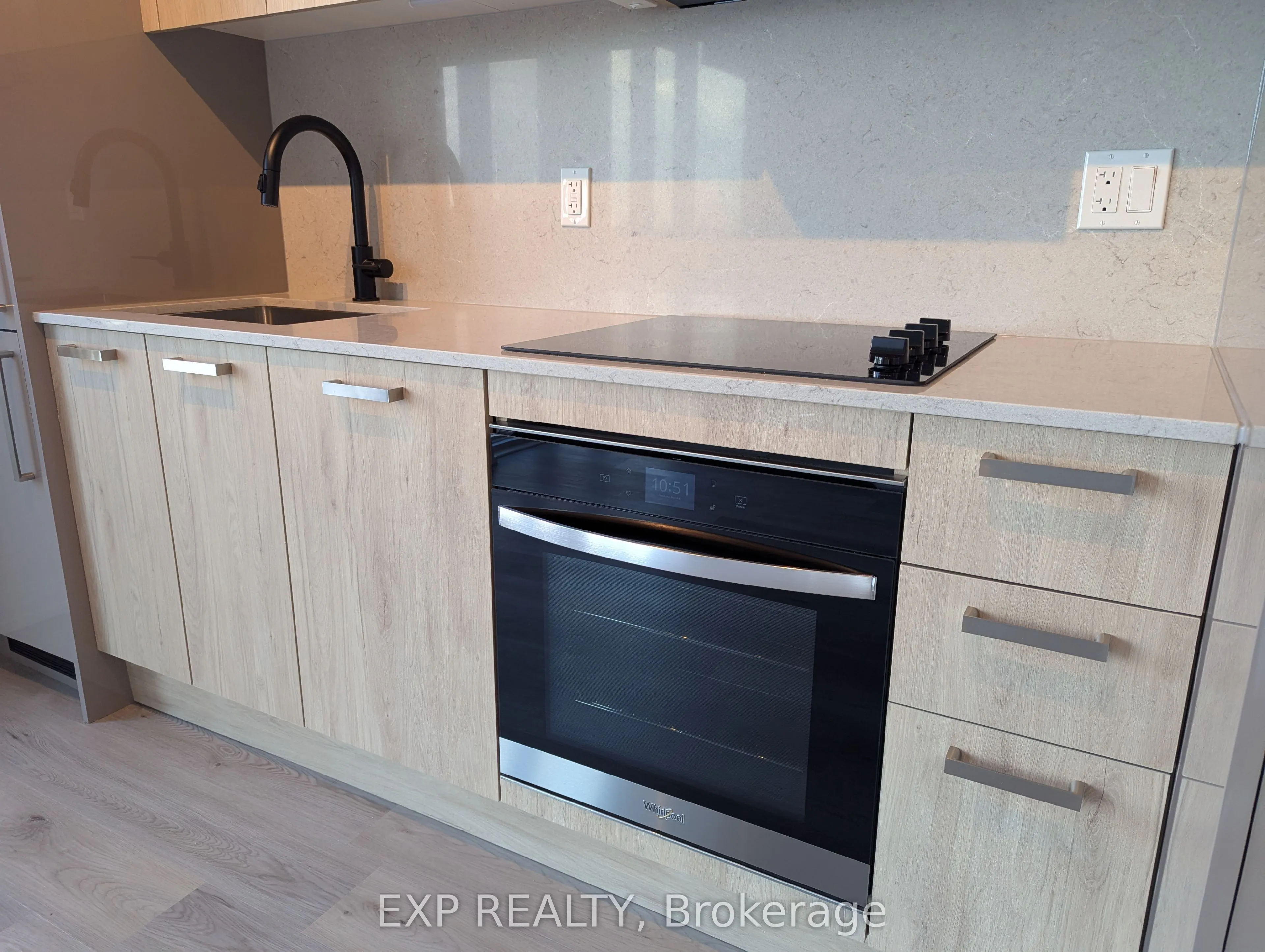 280 Dundas Street W, #814