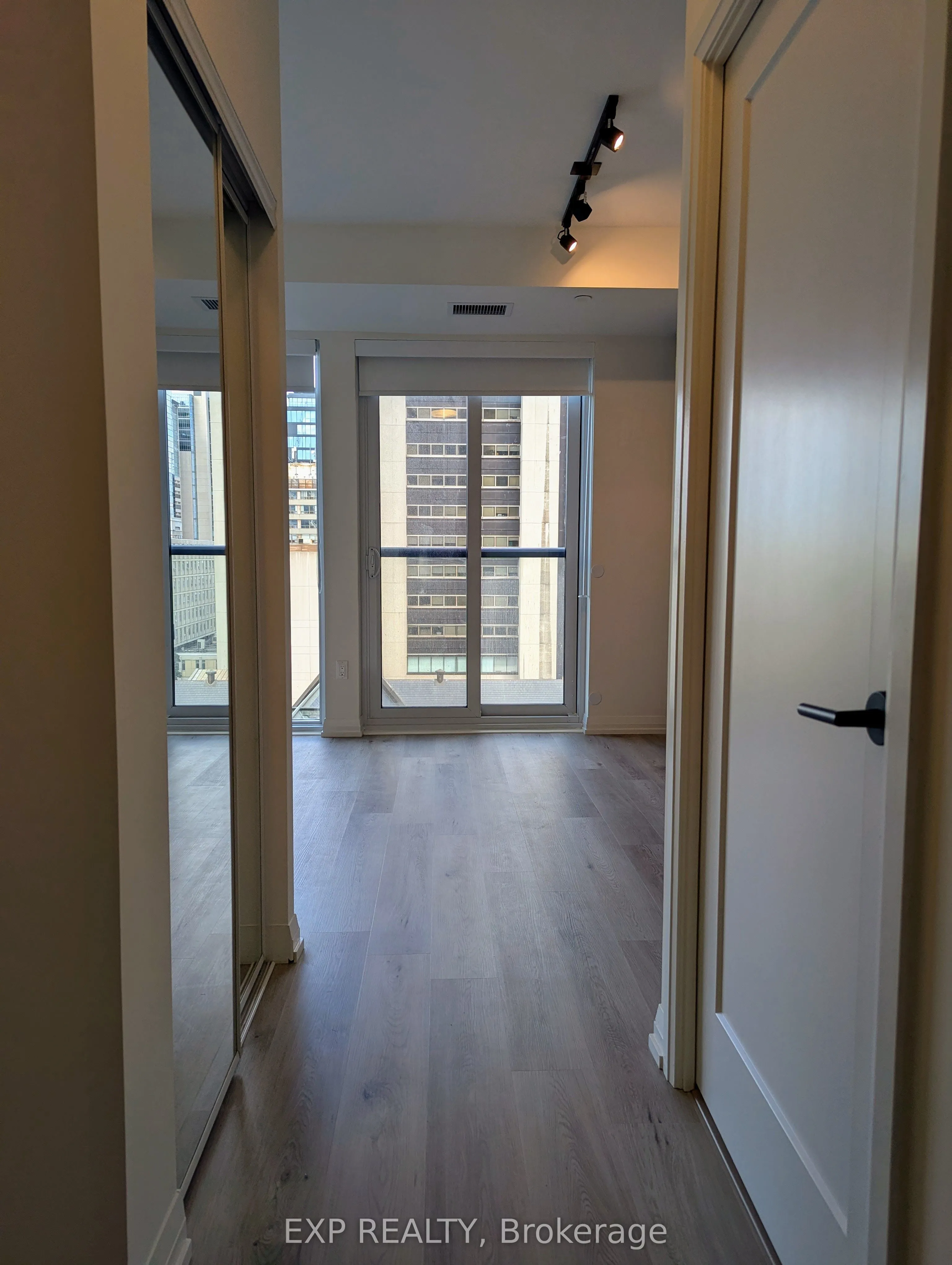 280 Dundas Street W, #814