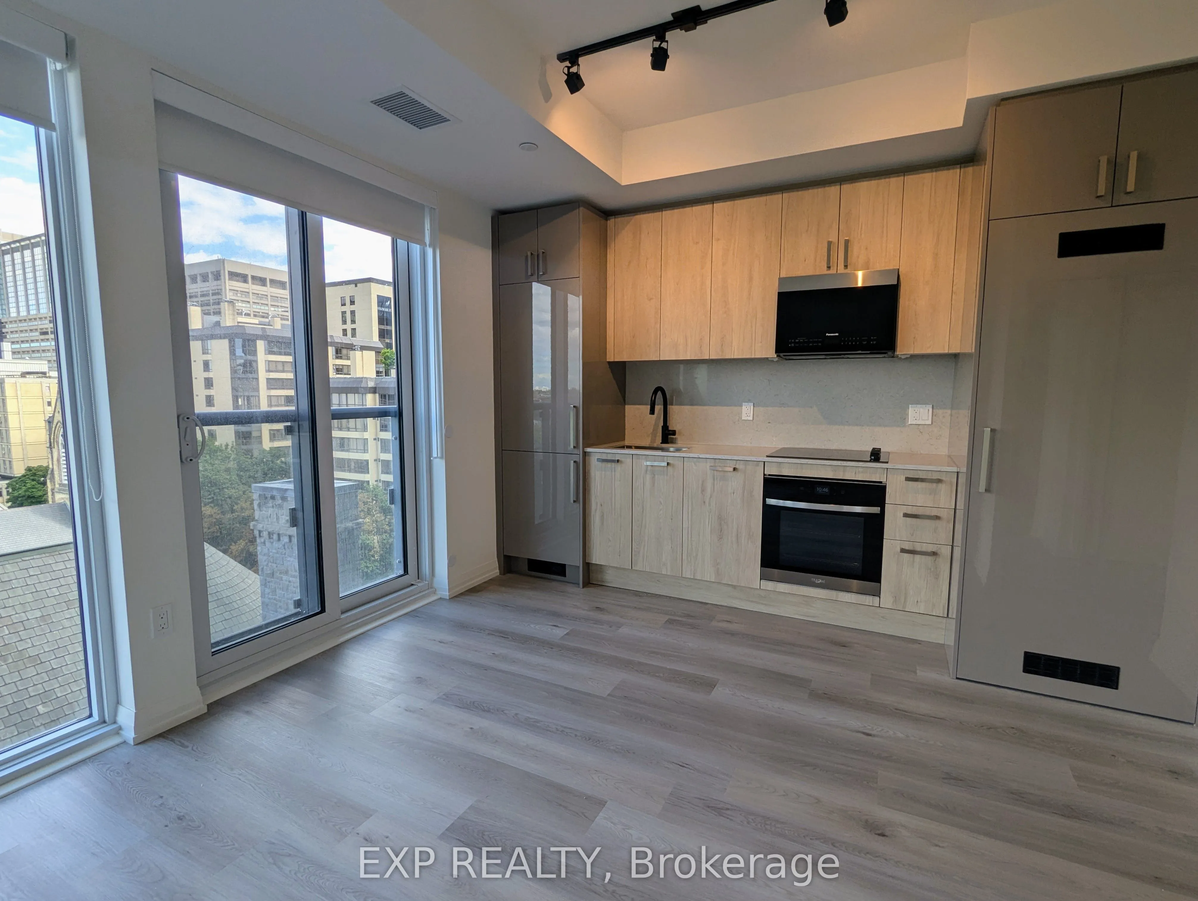 280 Dundas Street W, #814