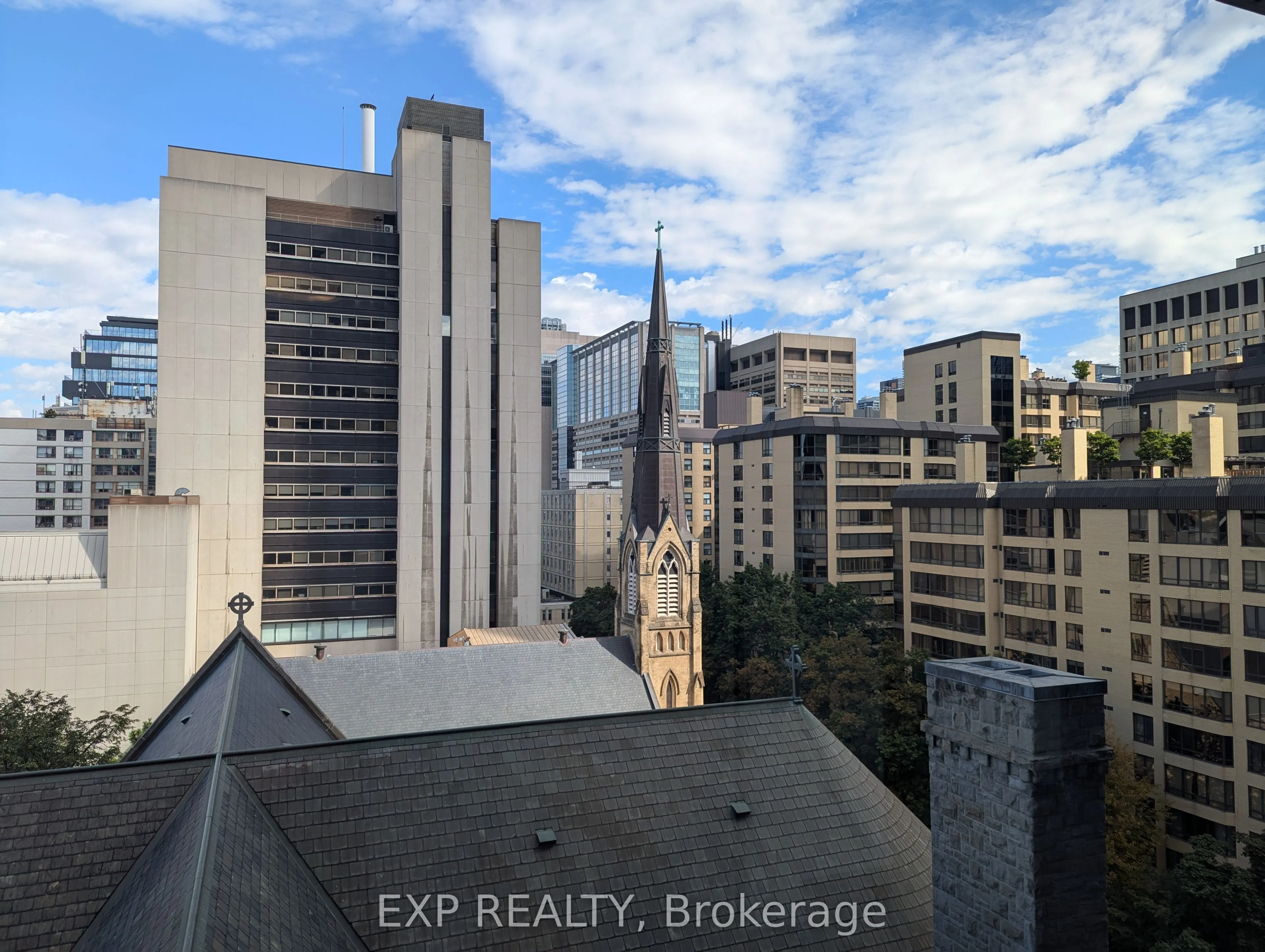 280 Dundas Street W, #814