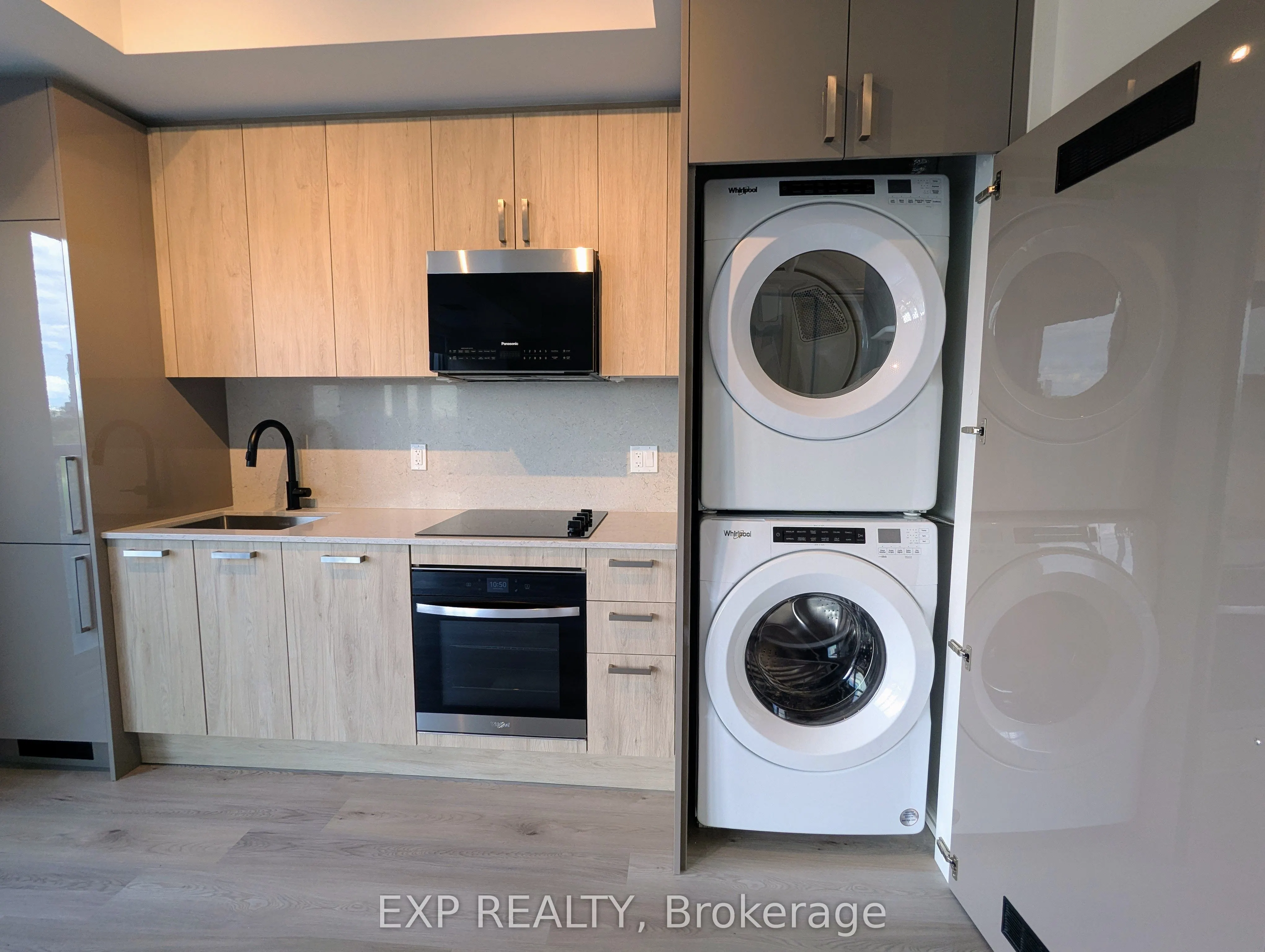 280 Dundas Street W, #814