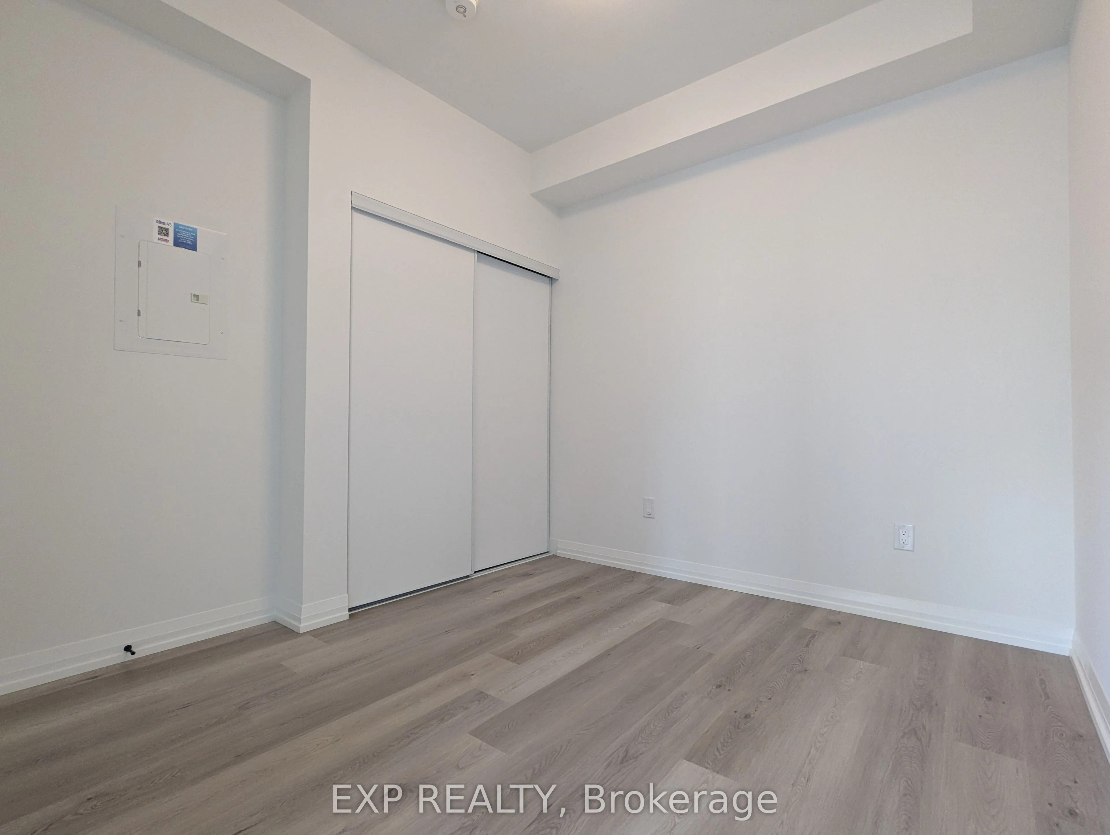 280 Dundas Street W, #814