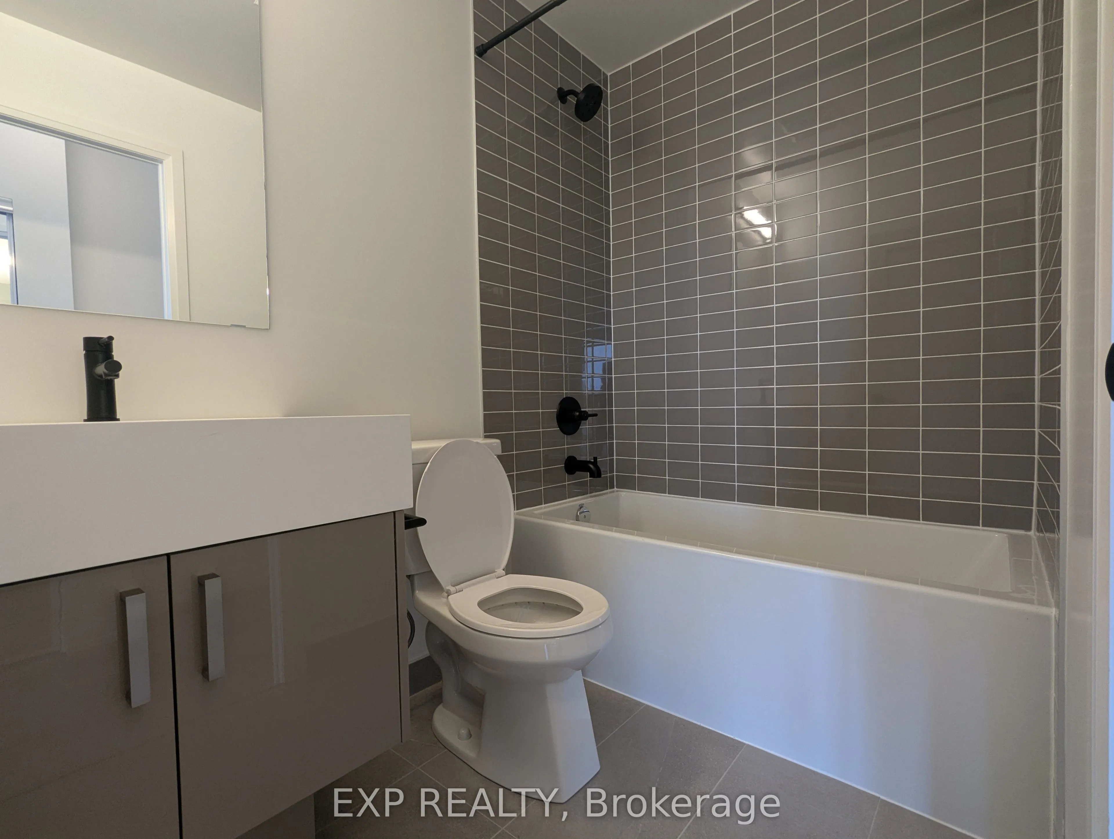 280 Dundas Street W, #814