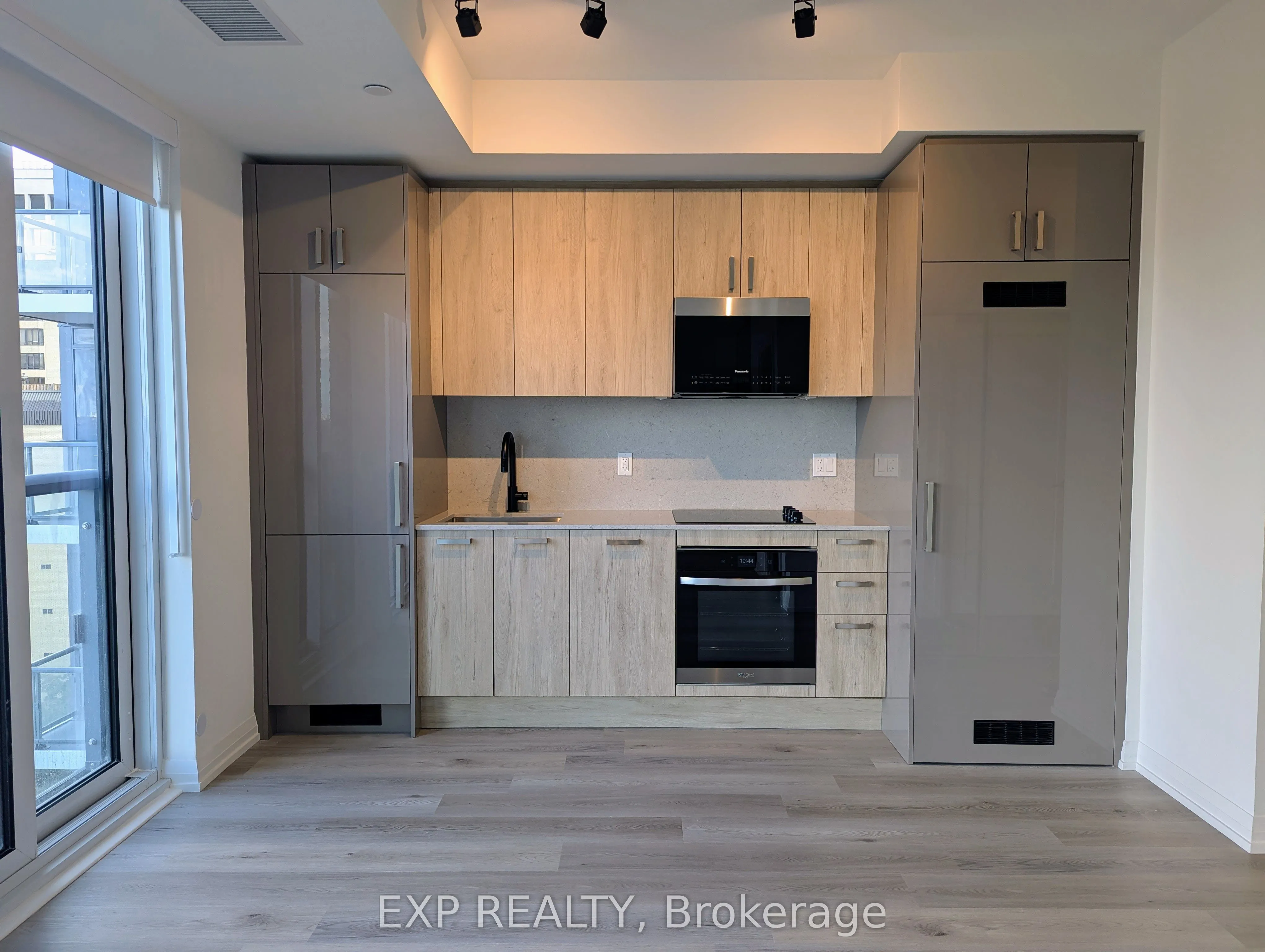 280 Dundas Street W, #814