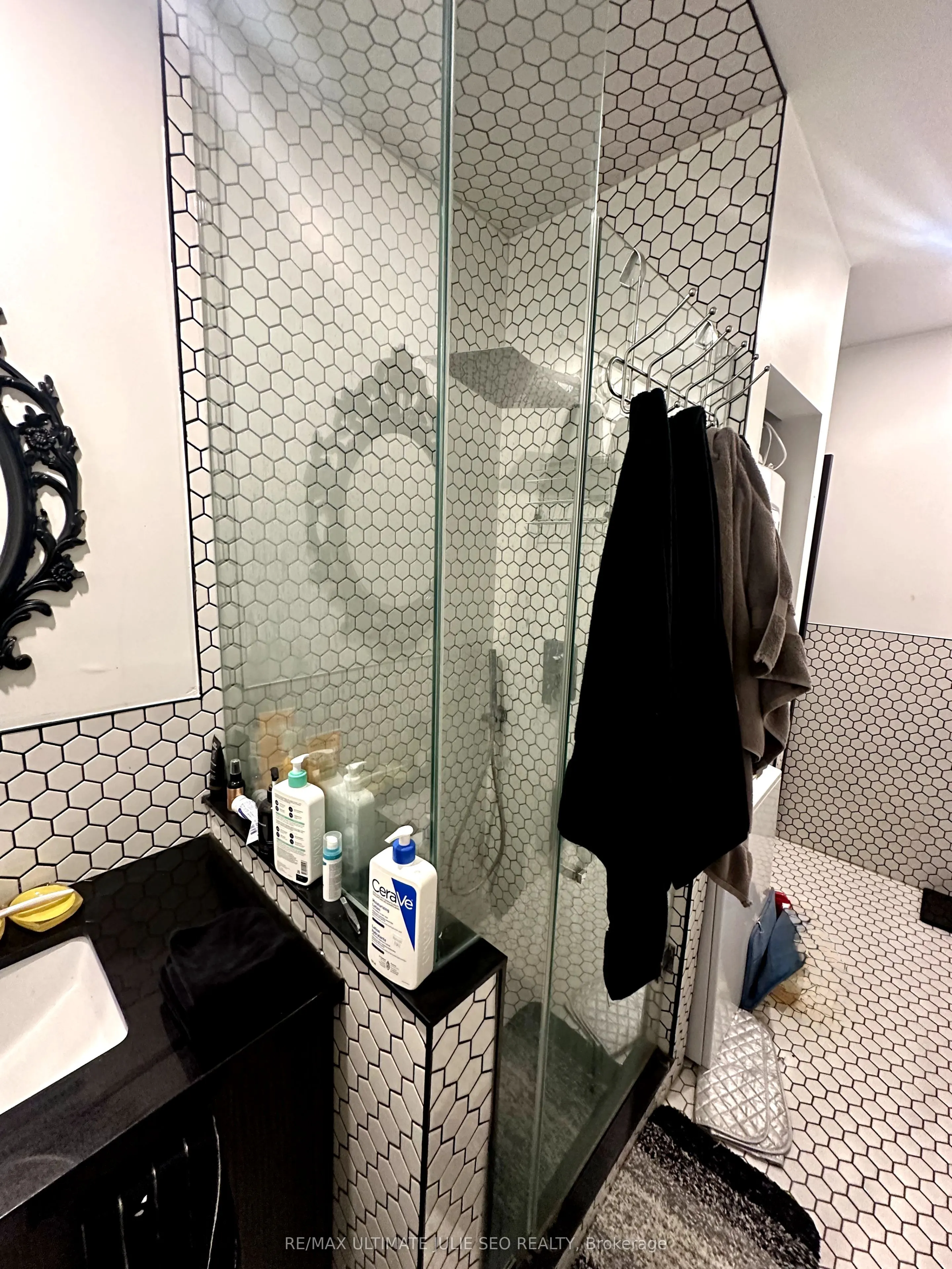 432 St Clarens Avenue, #304