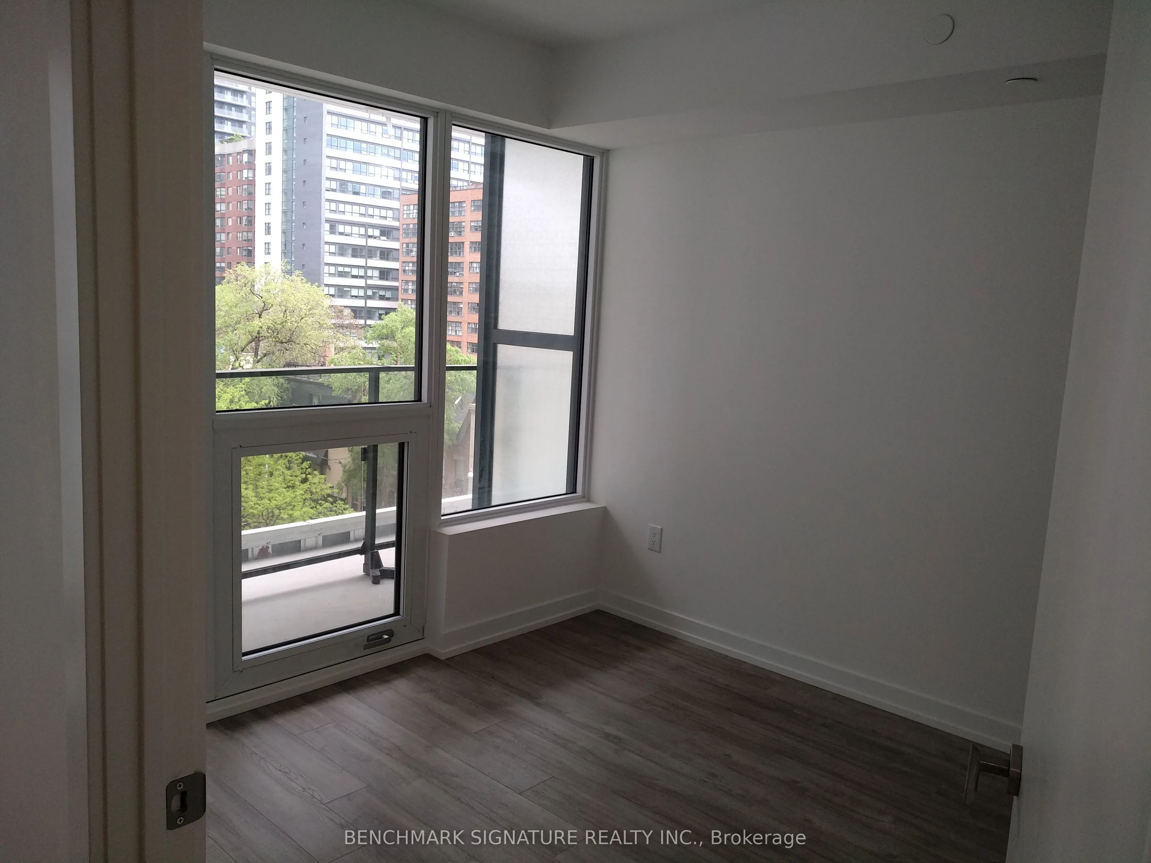 77 Shuter Street, #611