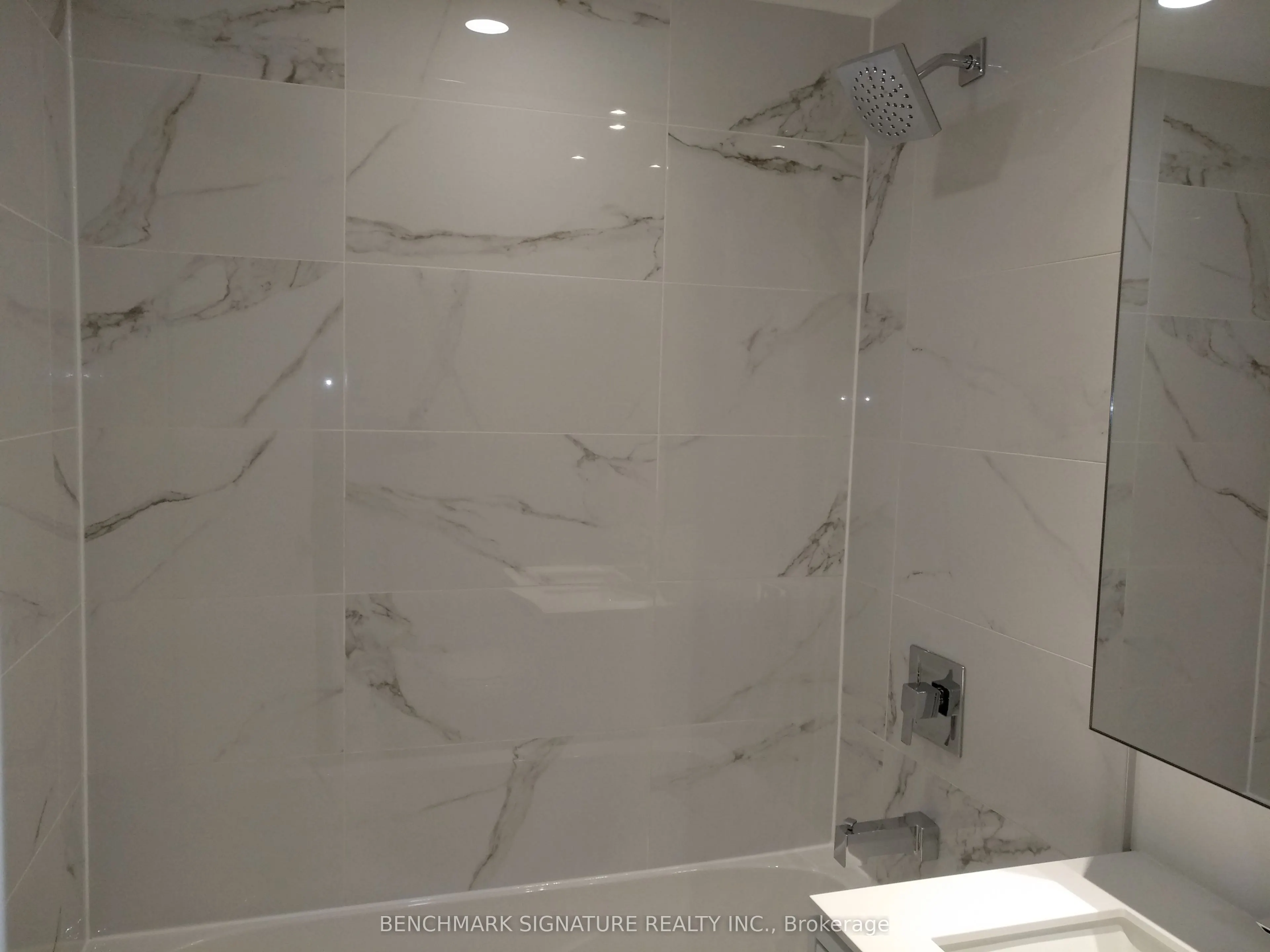 77 Shuter Street, #611