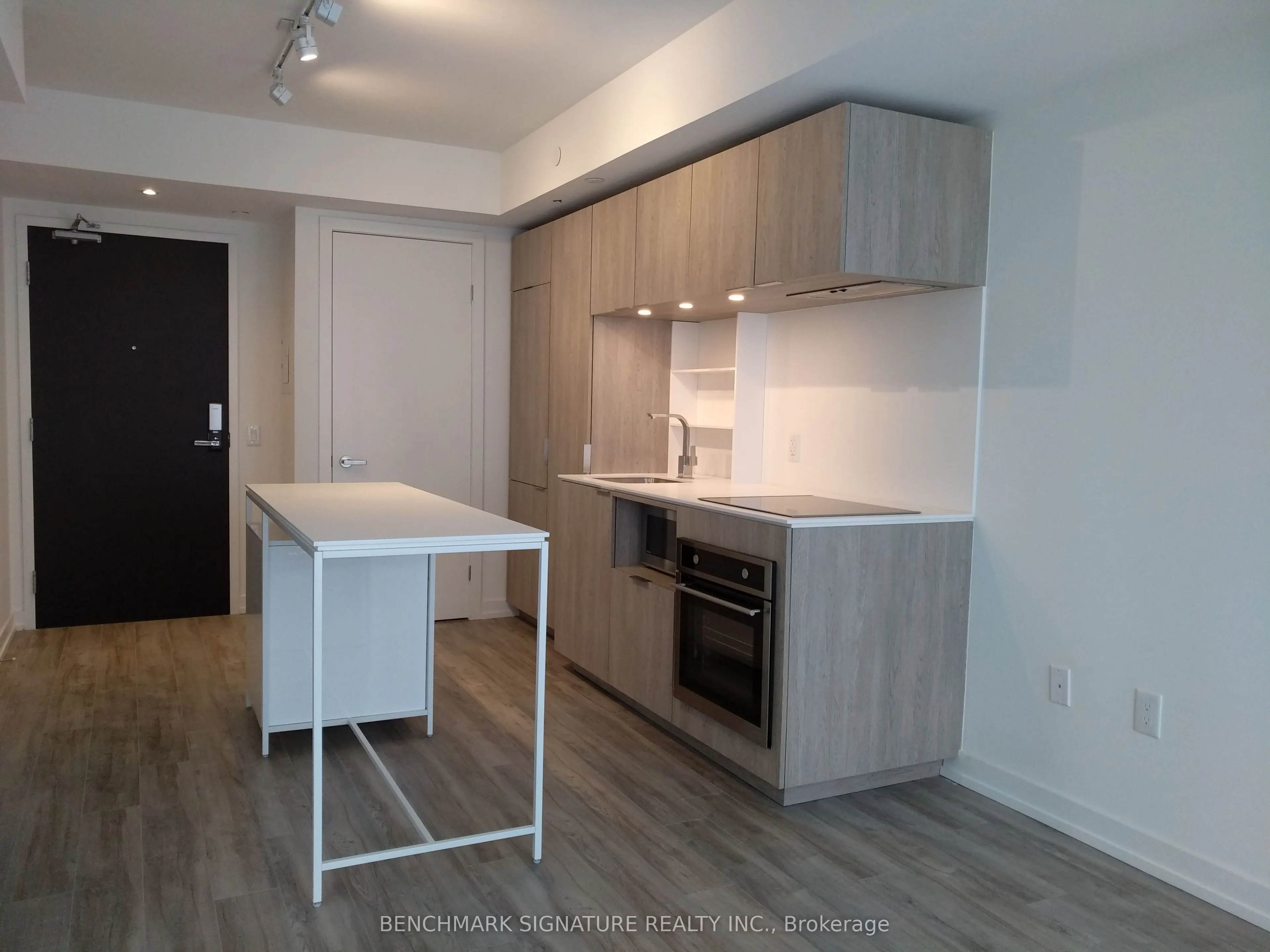 77 Shuter Street, #611