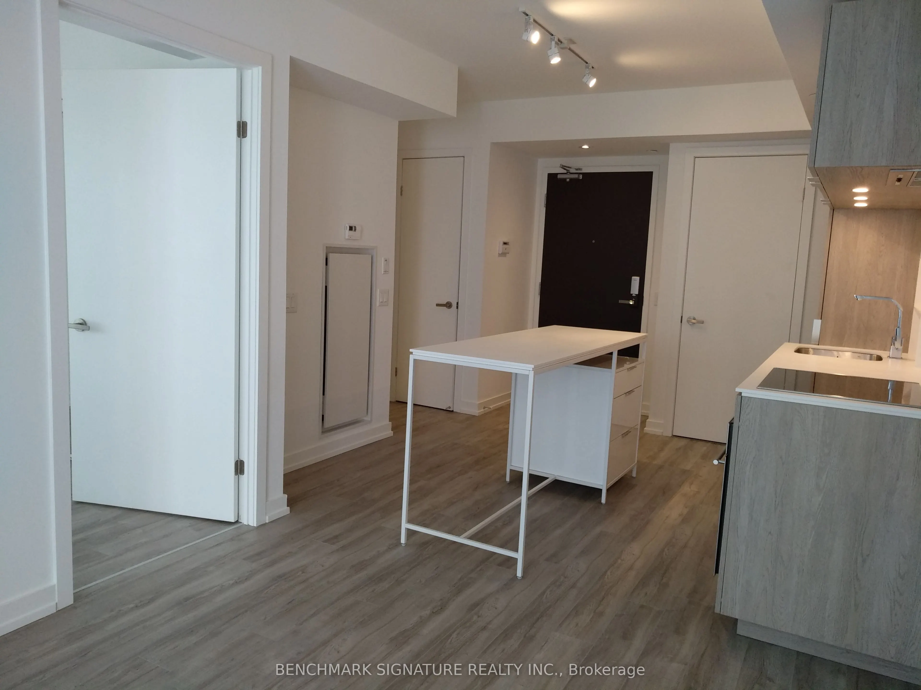 77 Shuter Street, #611