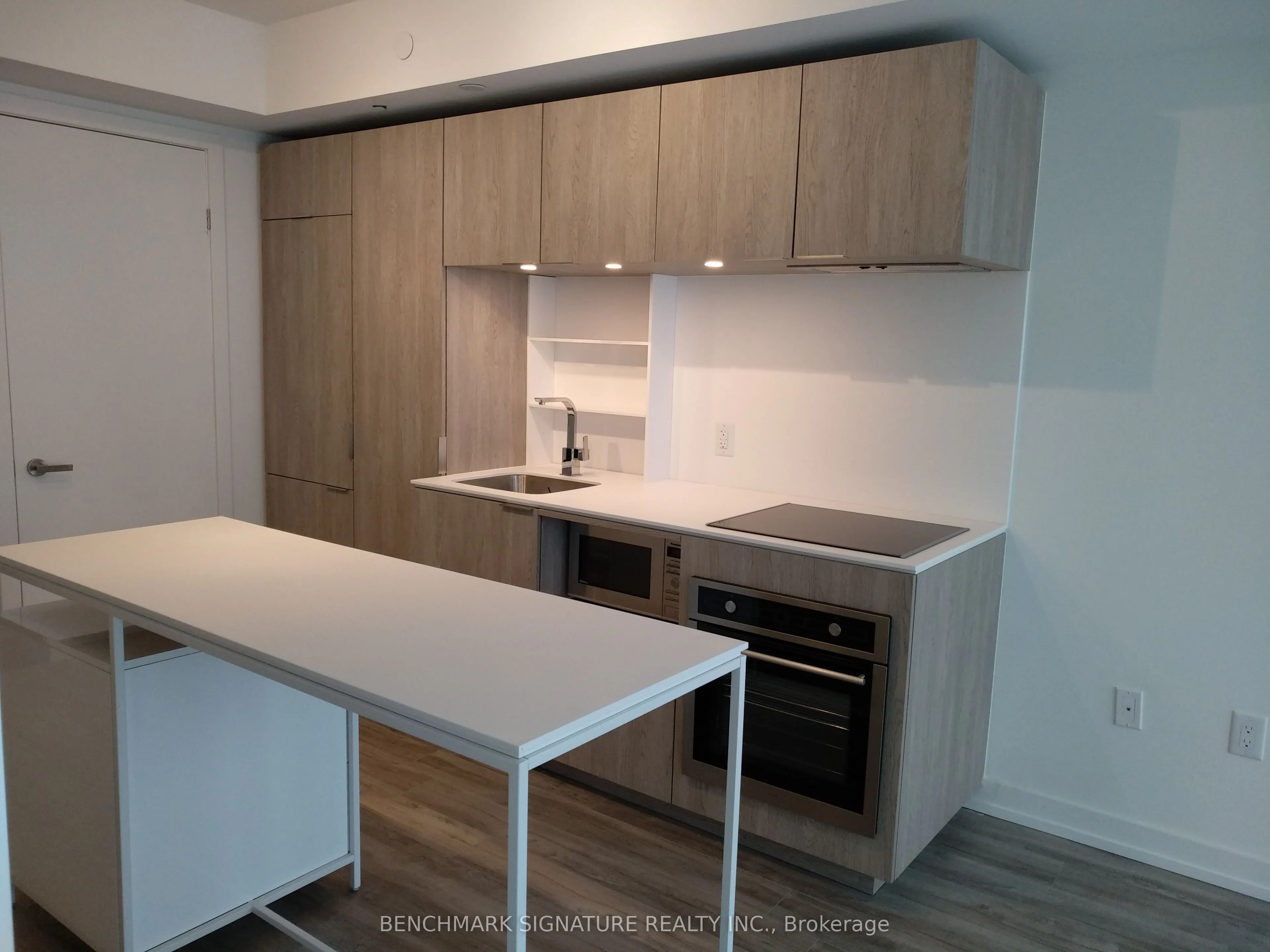 77 Shuter Street, #611