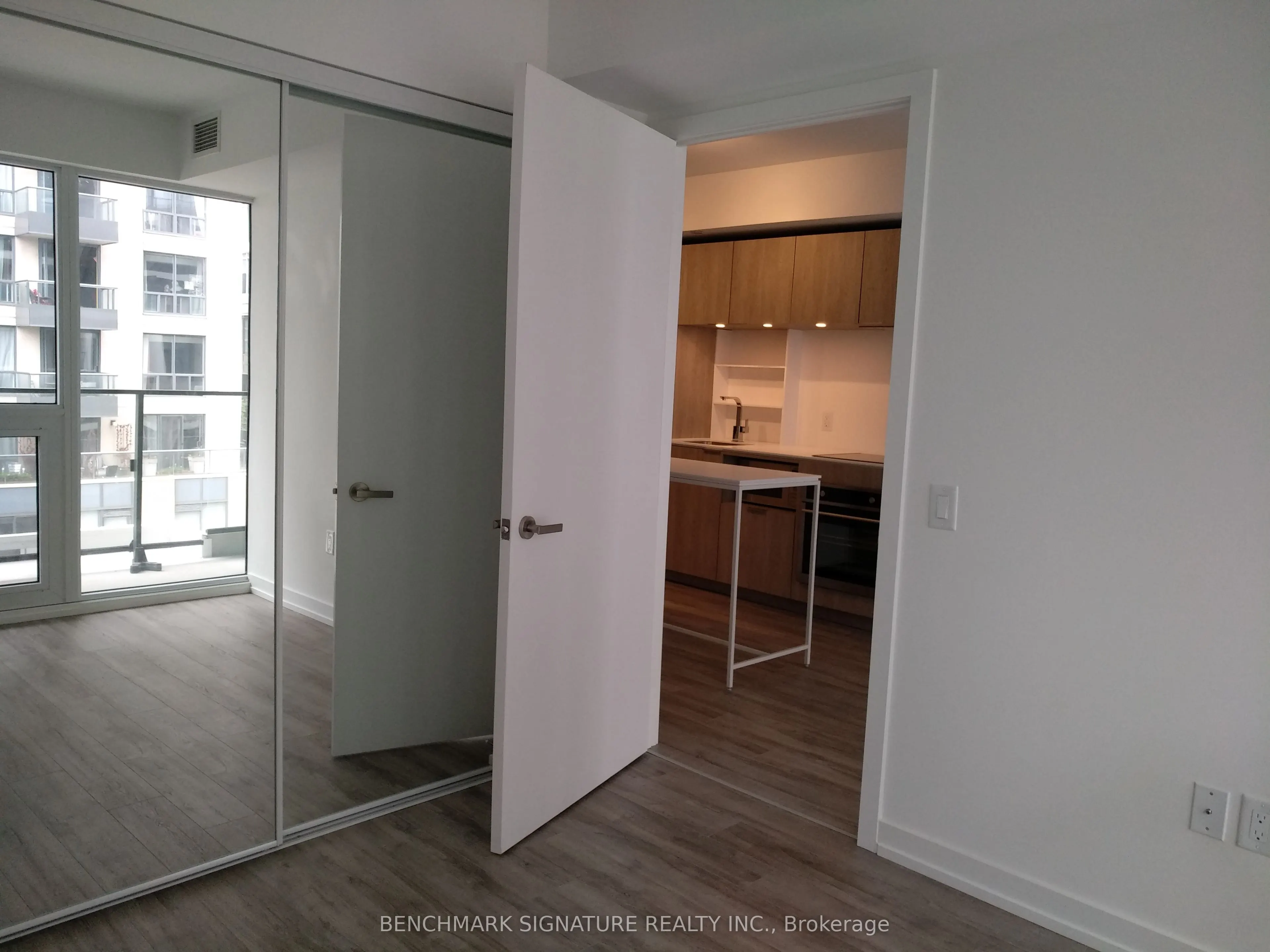 77 Shuter Street, #611