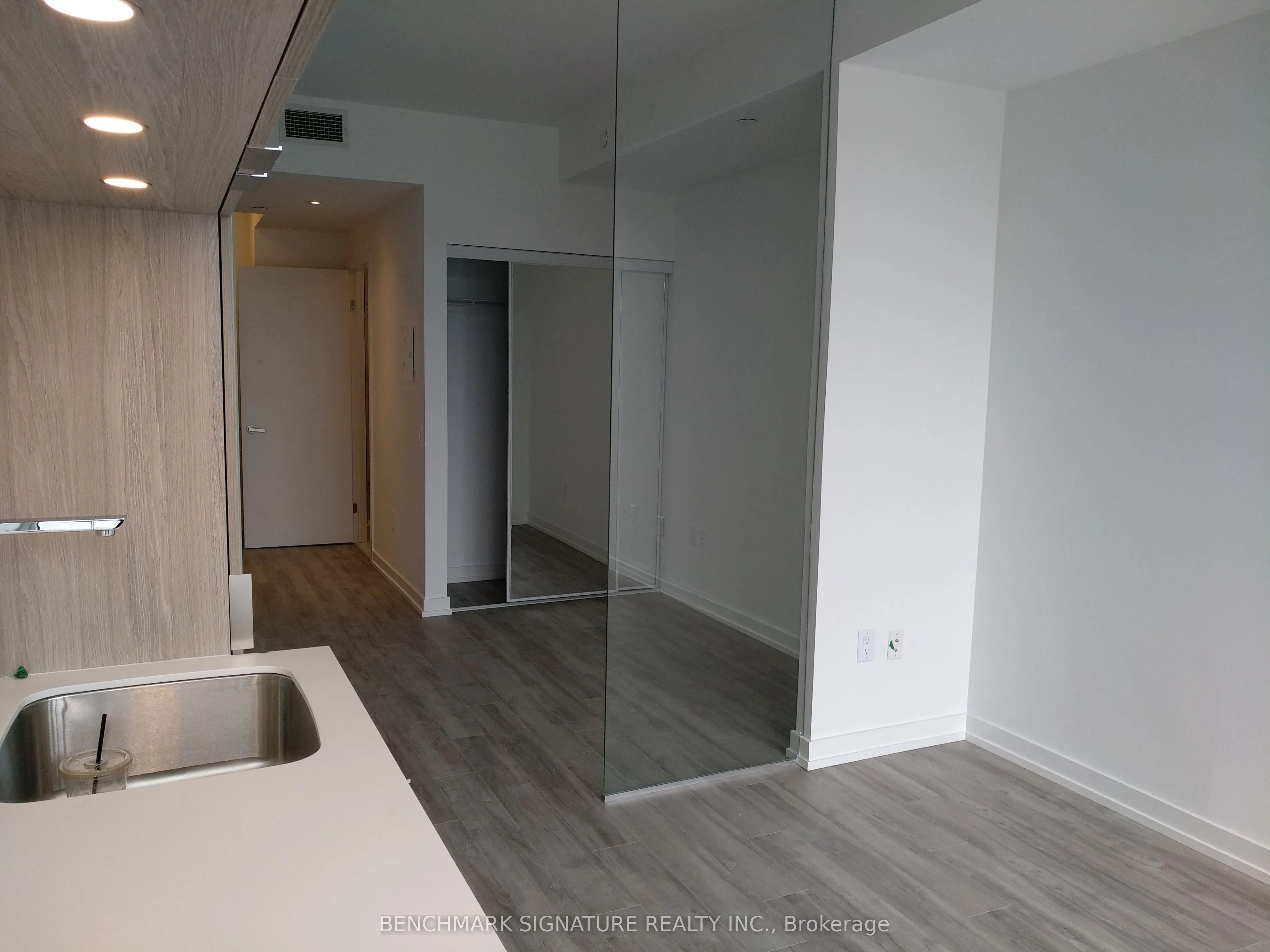 77 Shuter Street, #3109