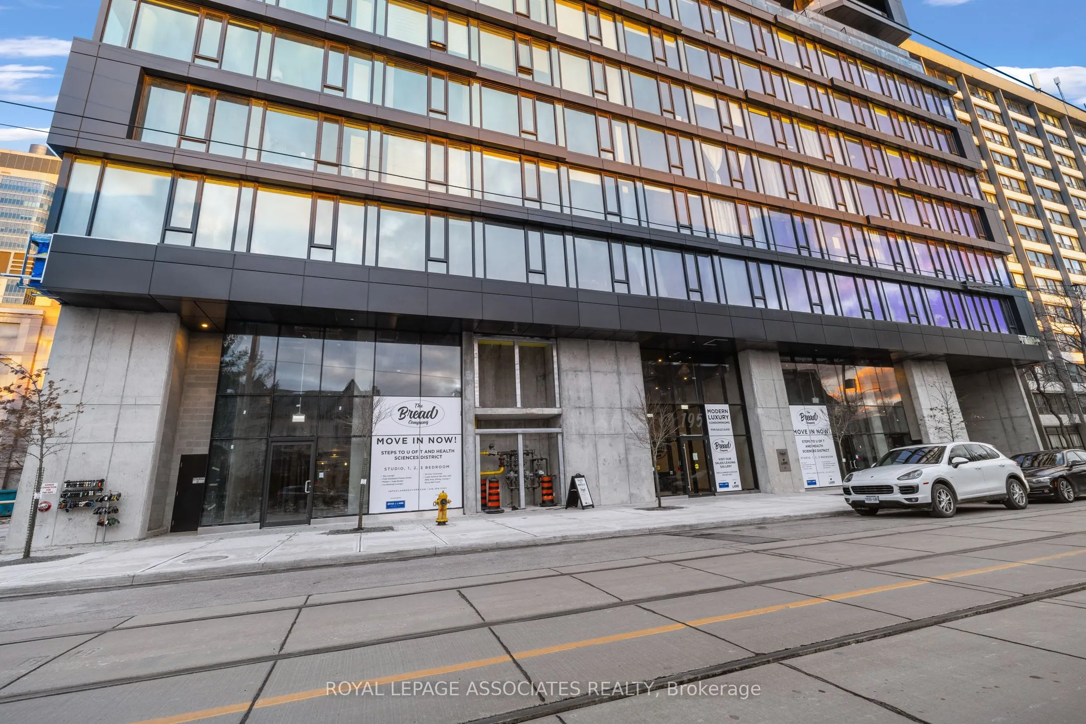 195 McCaul Street, #401
