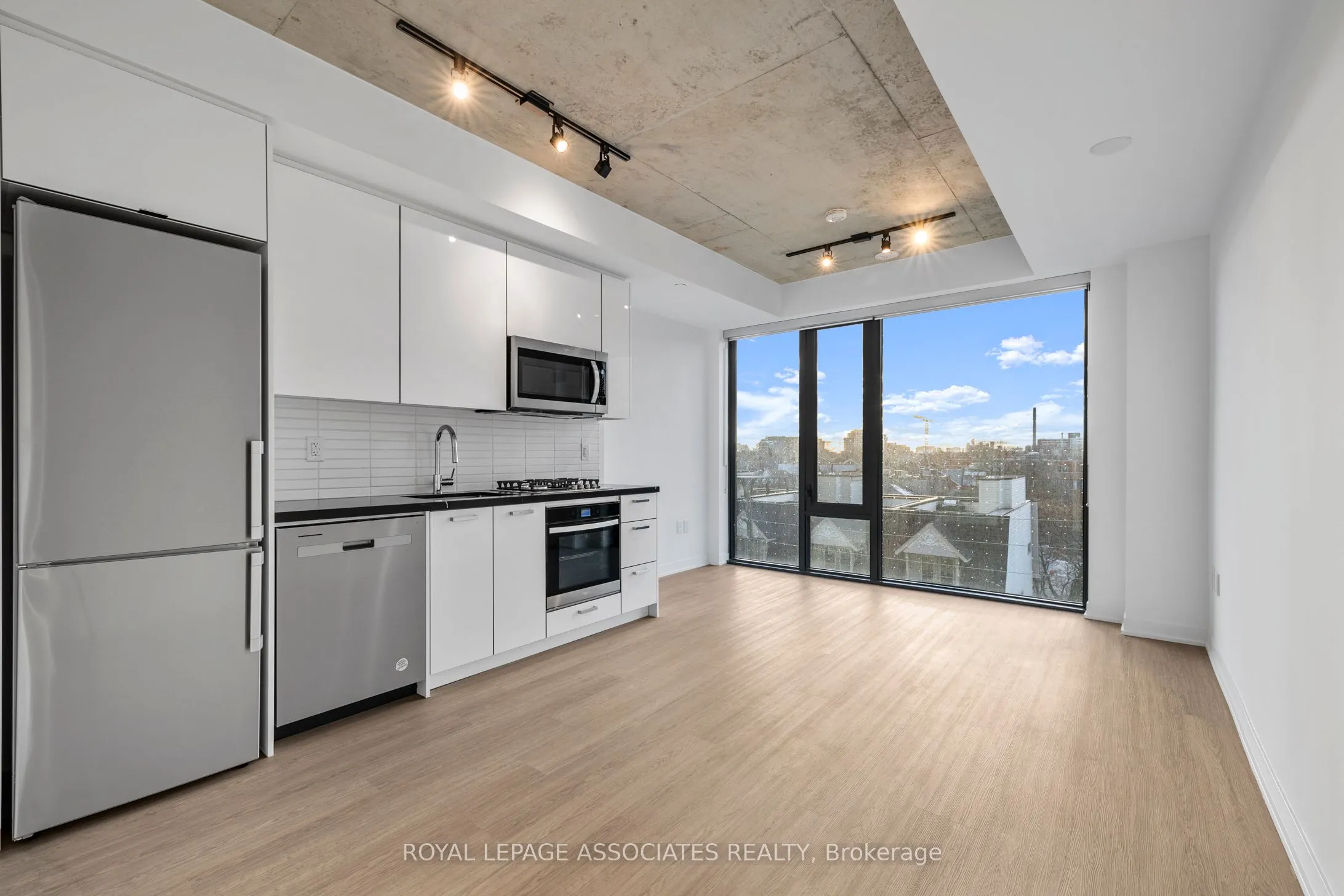 195 McCaul Street, #401