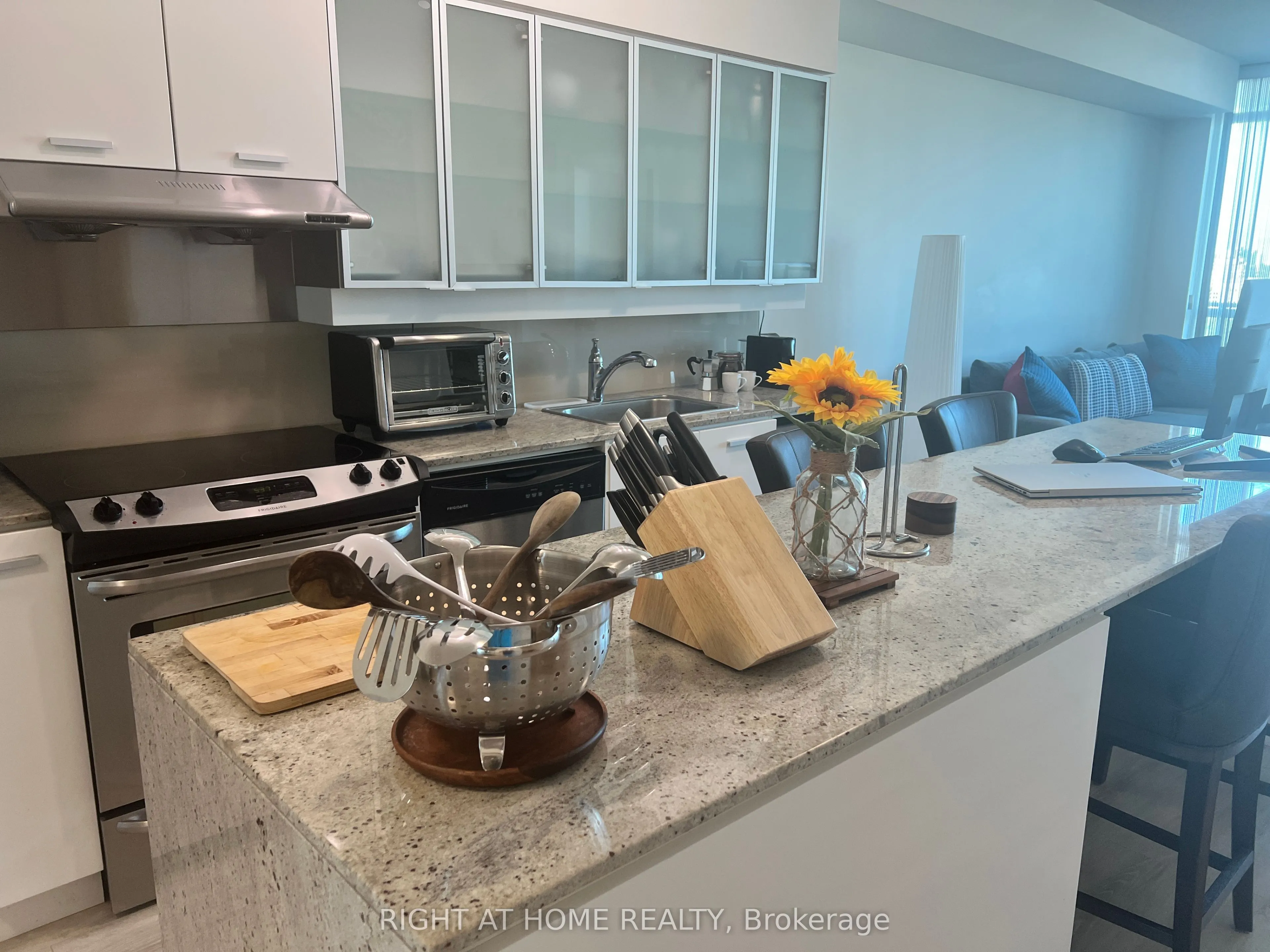 33 Singer Court, #2101
