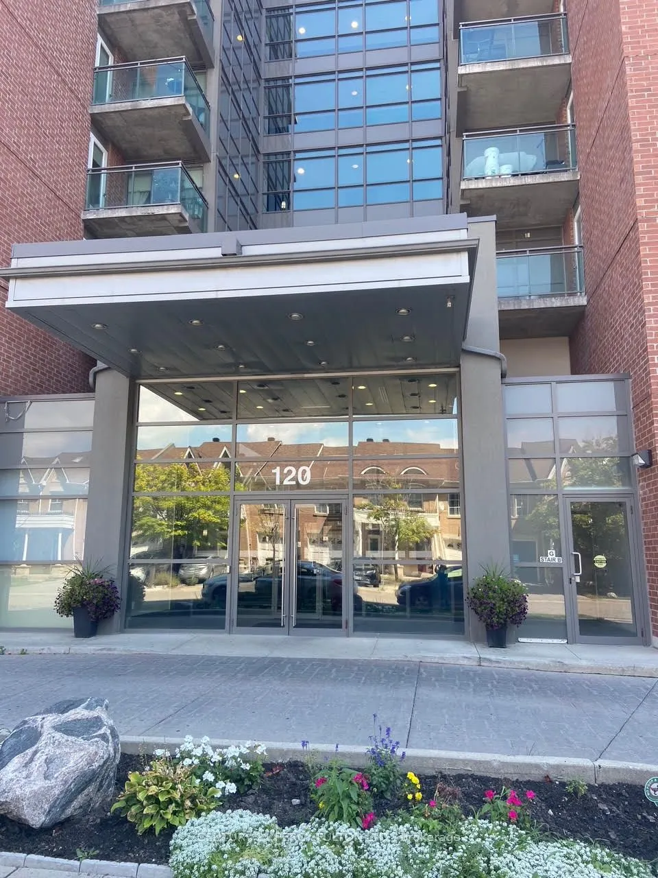 120 Dallimore Circle, #824