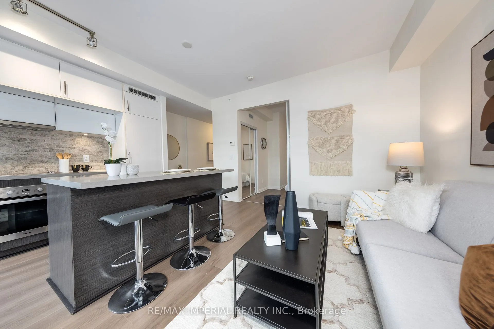 8 mercer Street, #17