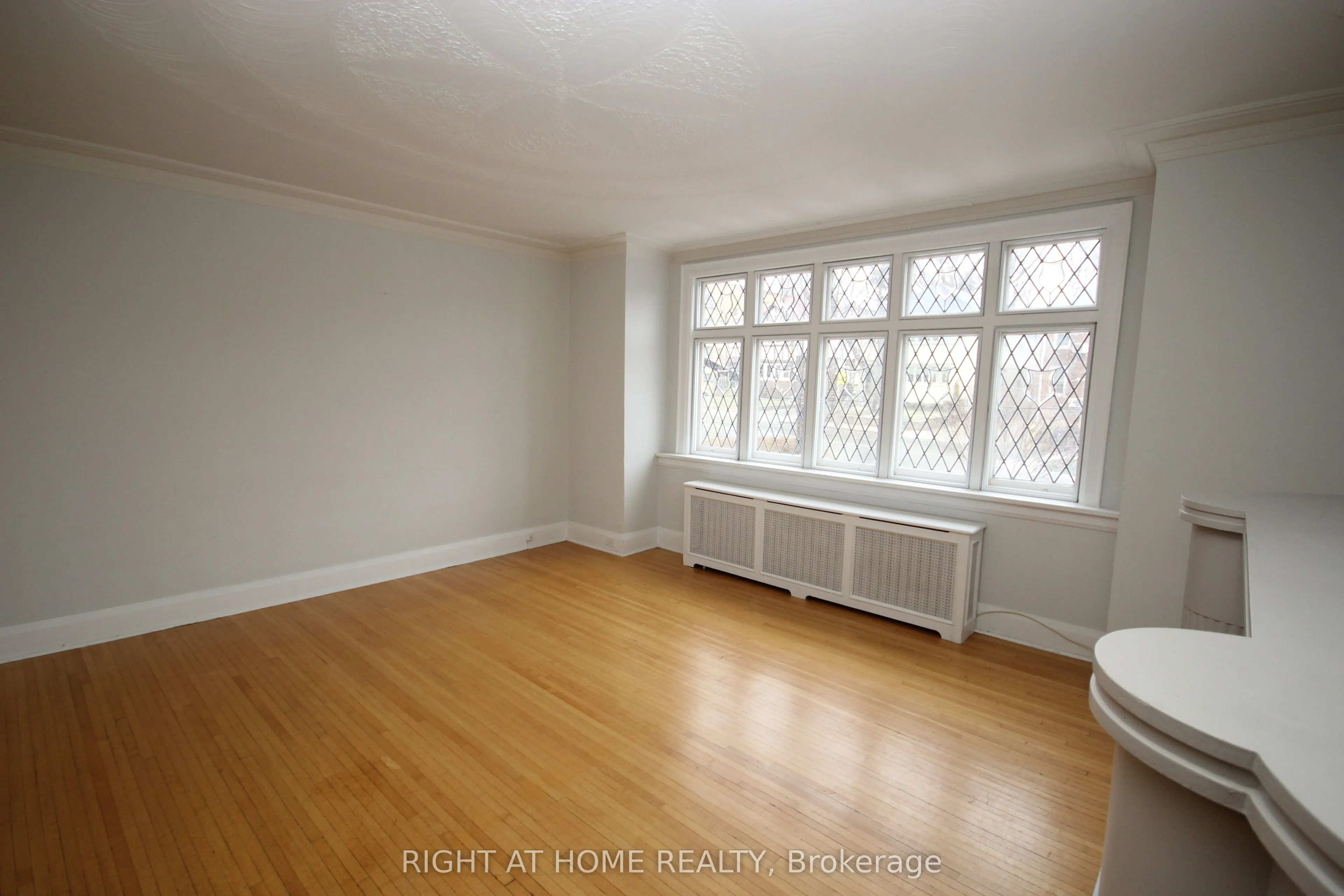 906 Avenue Road, #Main