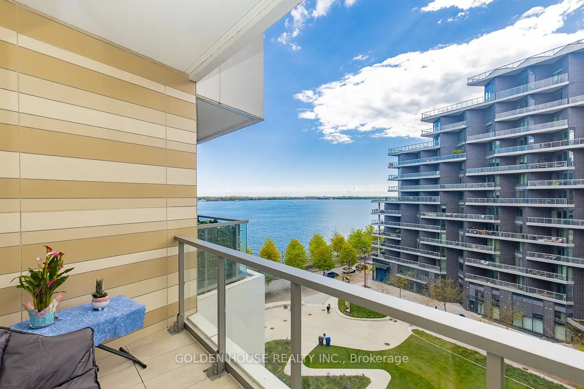 118 Merchants' Wharf, #702