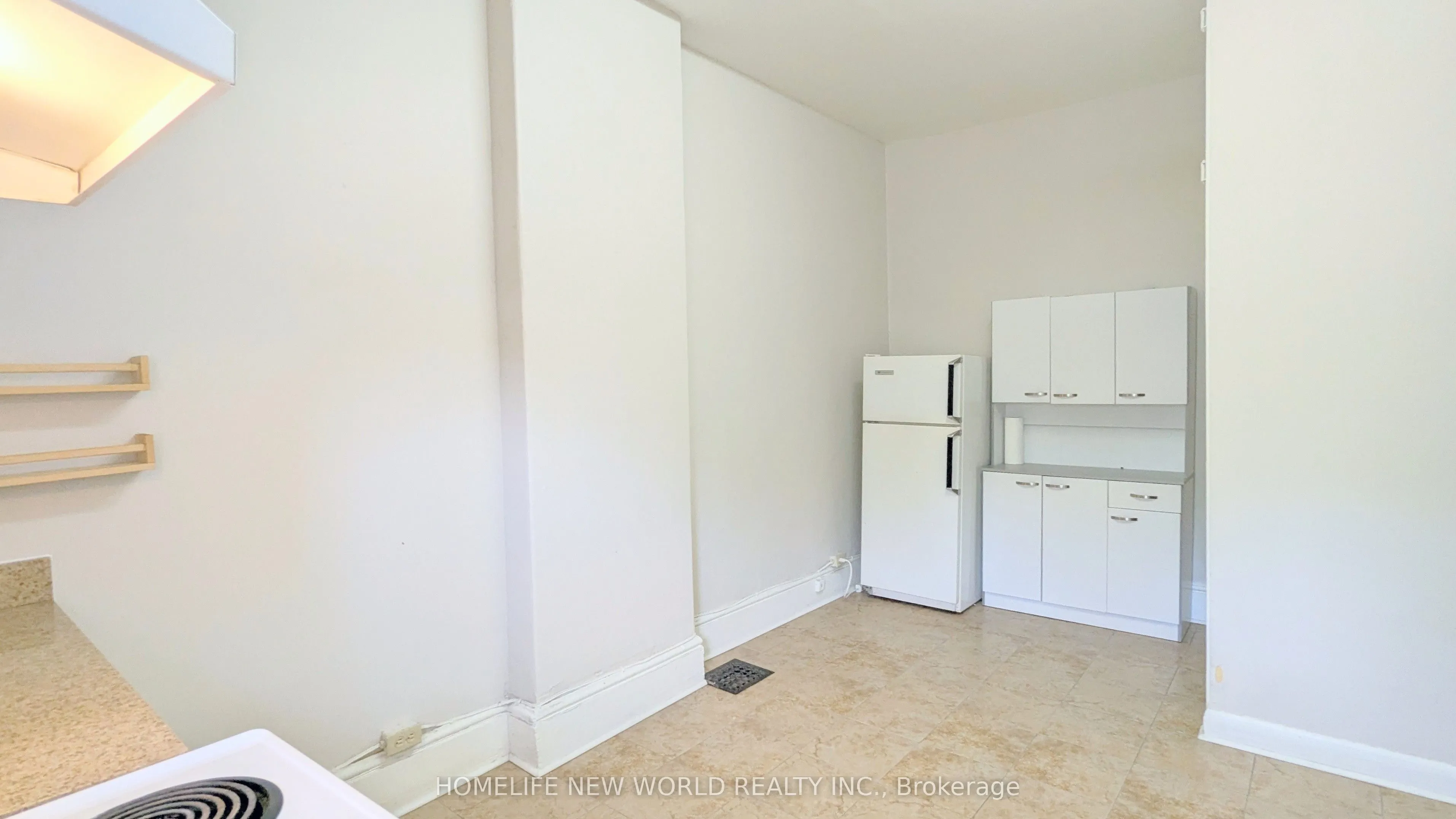 444 Queen Street W, #Floor 3