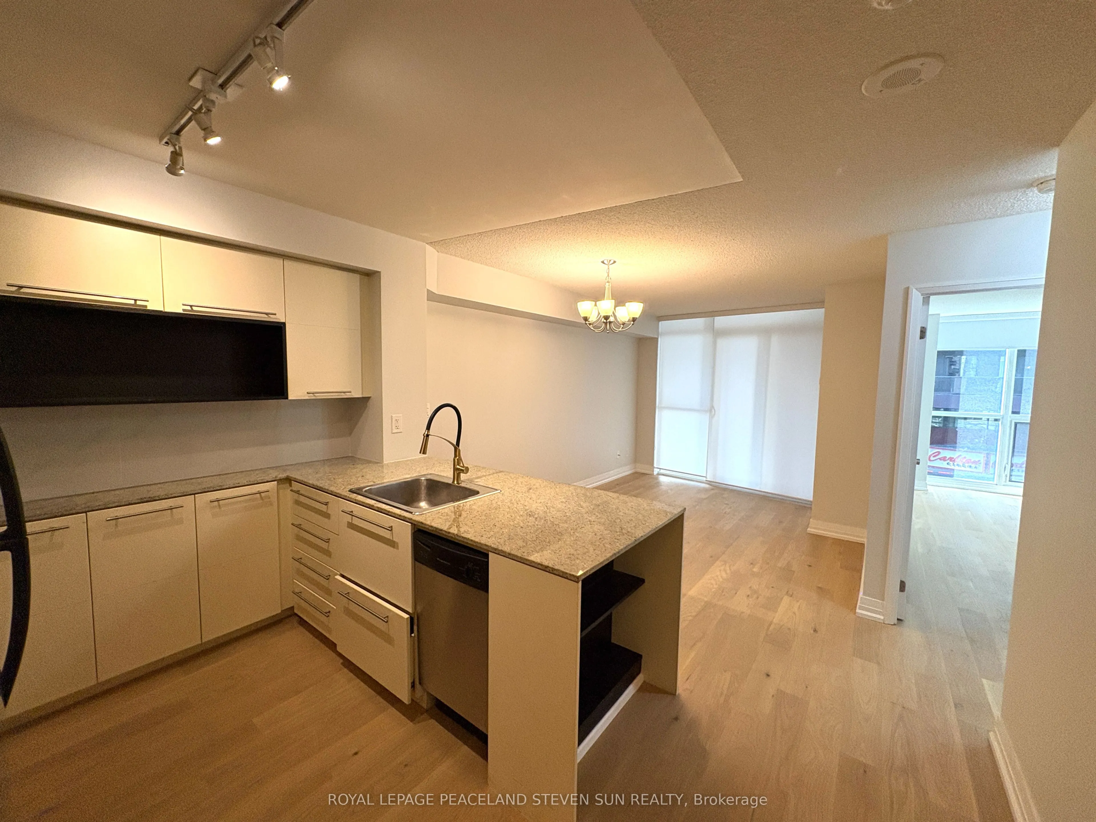 25 Carlton Street, #326