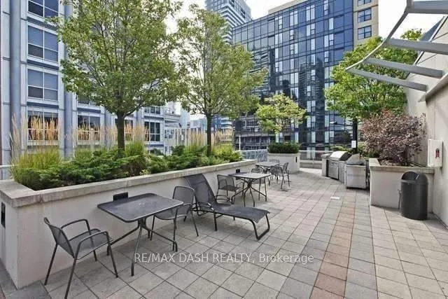 250 Wellington Street W, #742