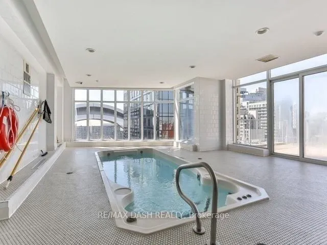 250 Wellington Street W, #742