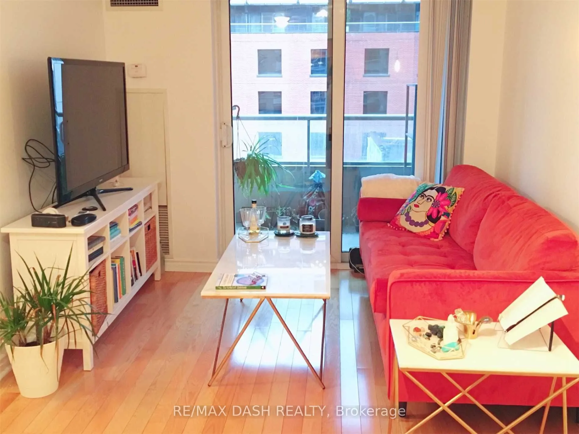 250 Wellington Street W, #742