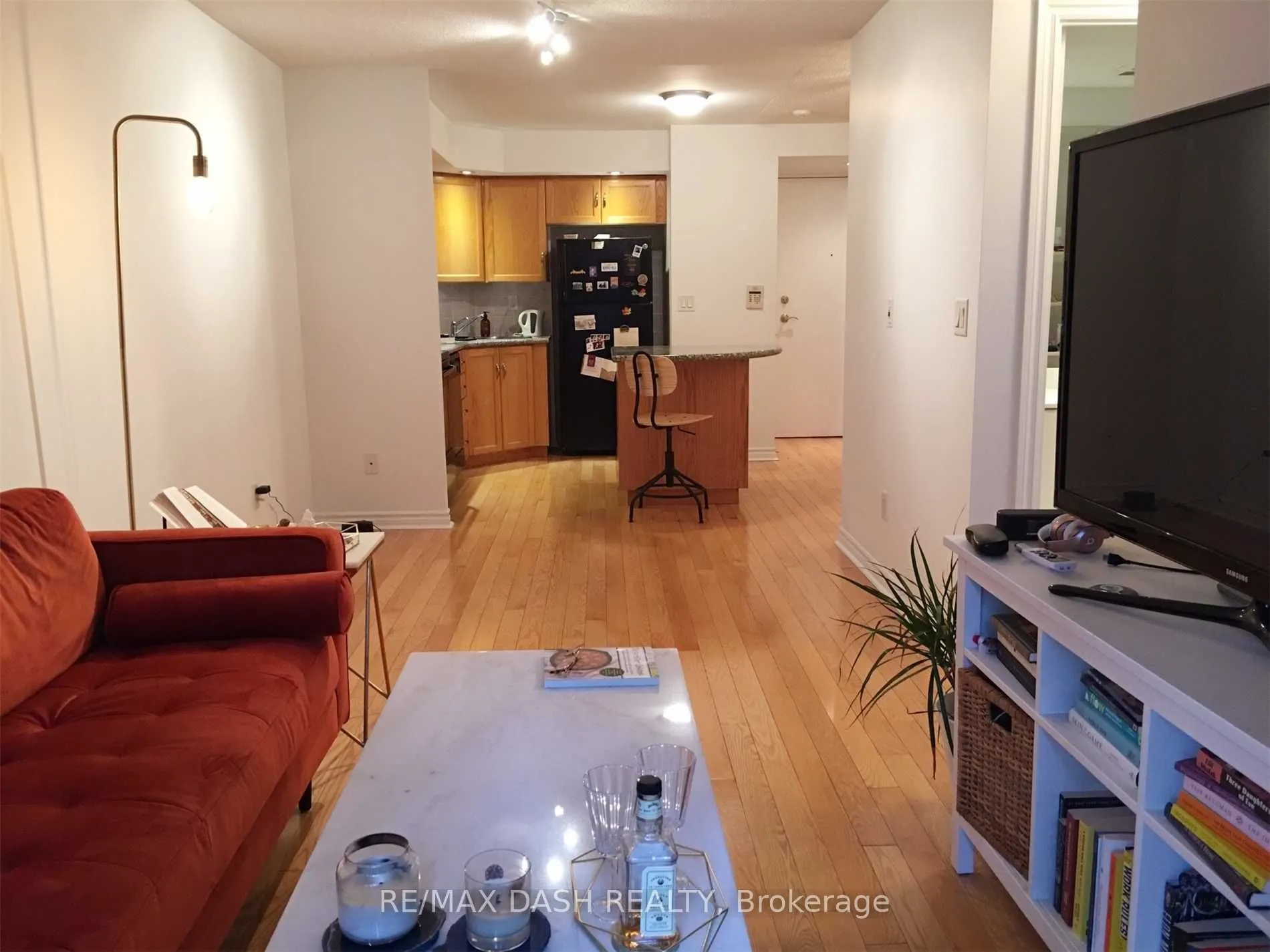 250 Wellington Street W, #742