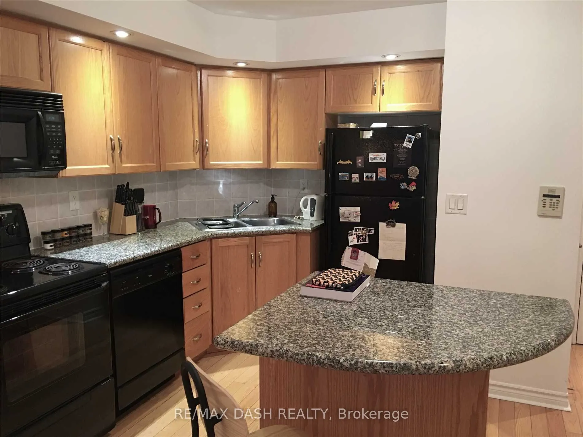 250 Wellington Street W, #742