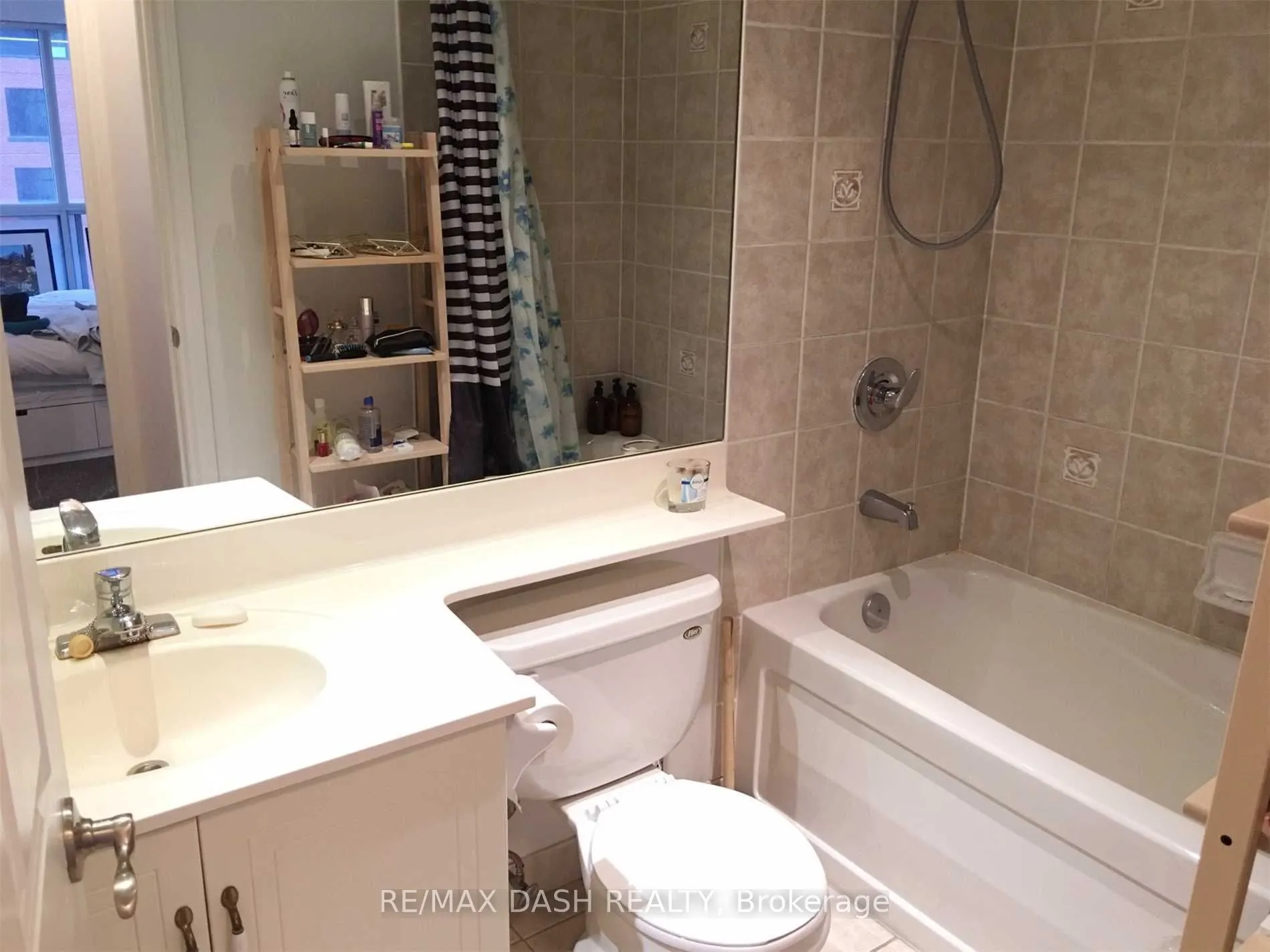 250 Wellington Street W, #742