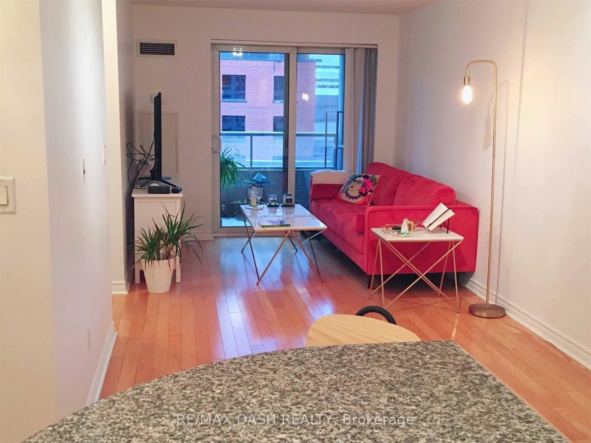 250 Wellington Street W, #742