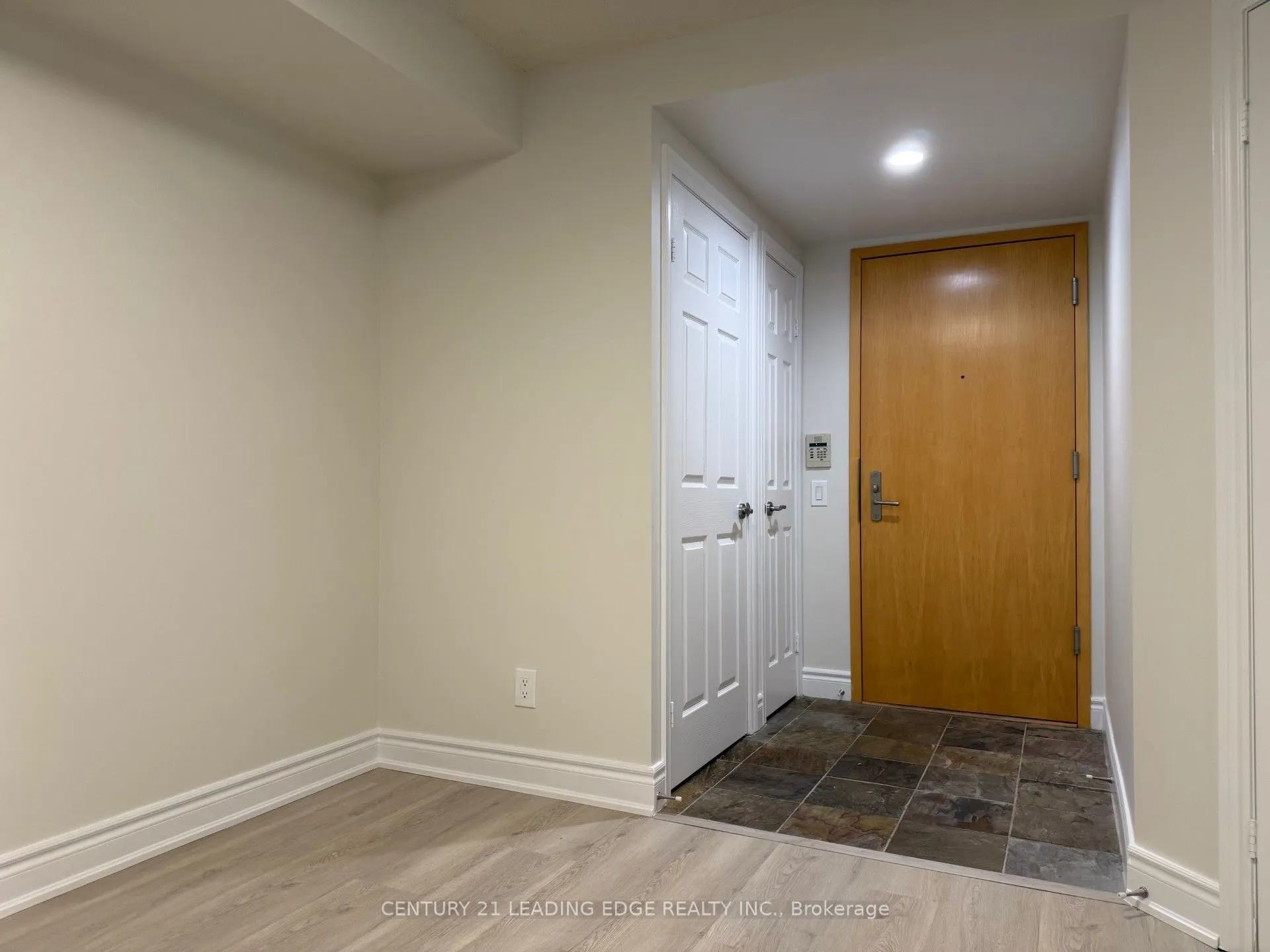 123 Eglinton Avenue E, #502
