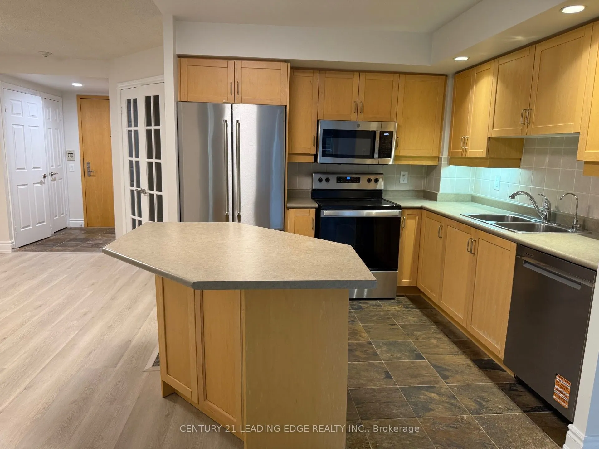 123 Eglinton Avenue E, #502