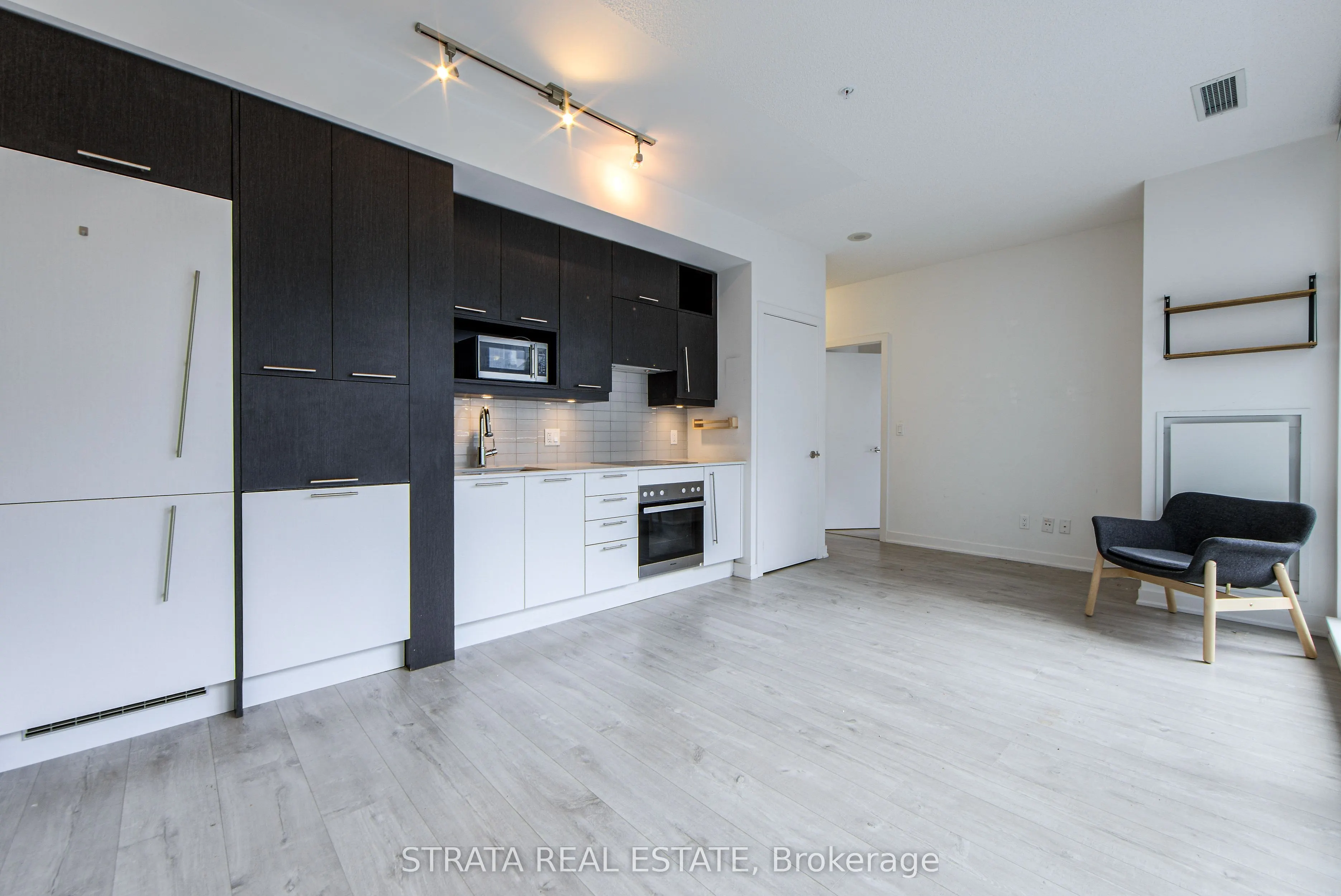 199 Richmond Street W, #815