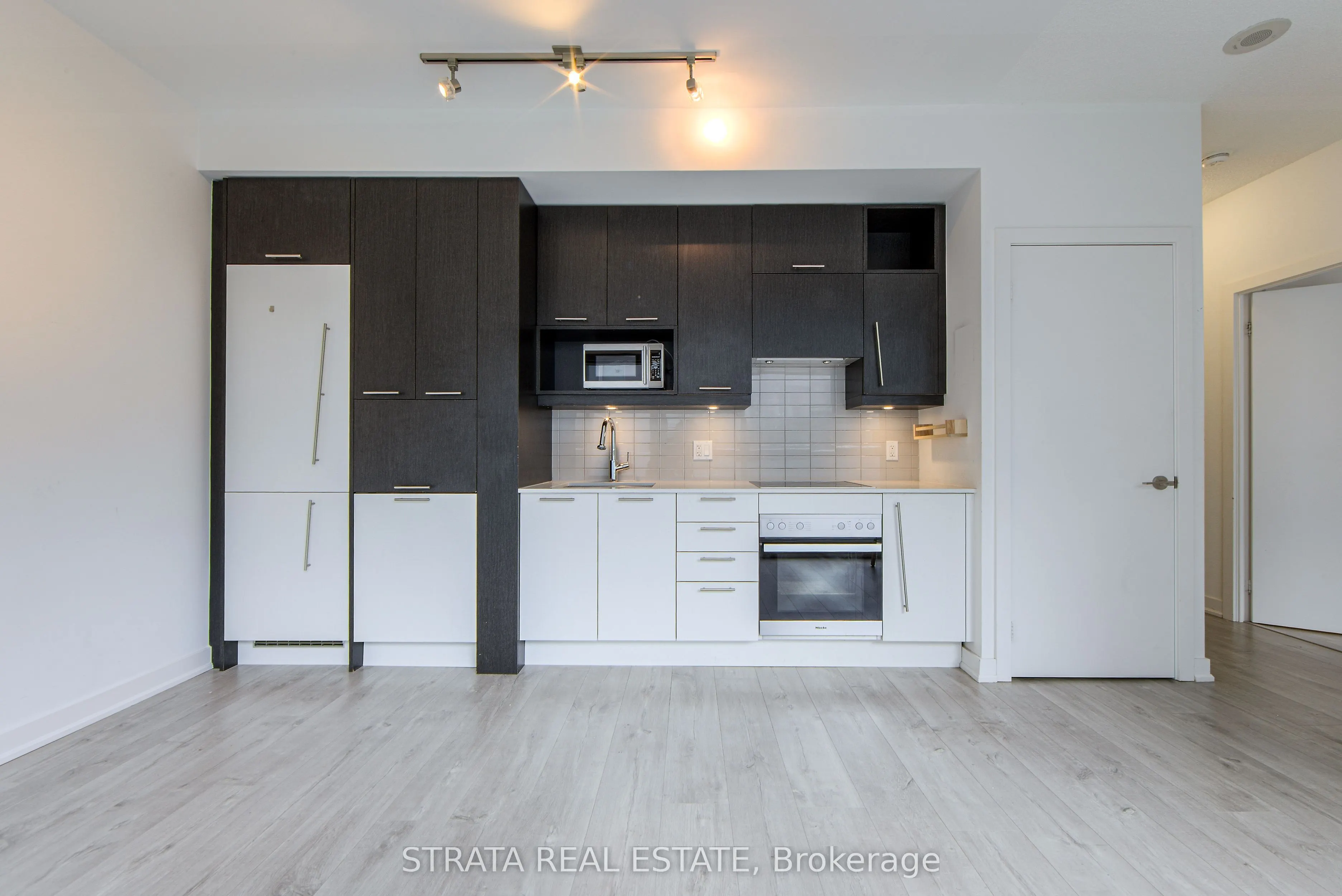 199 Richmond Street W, #815