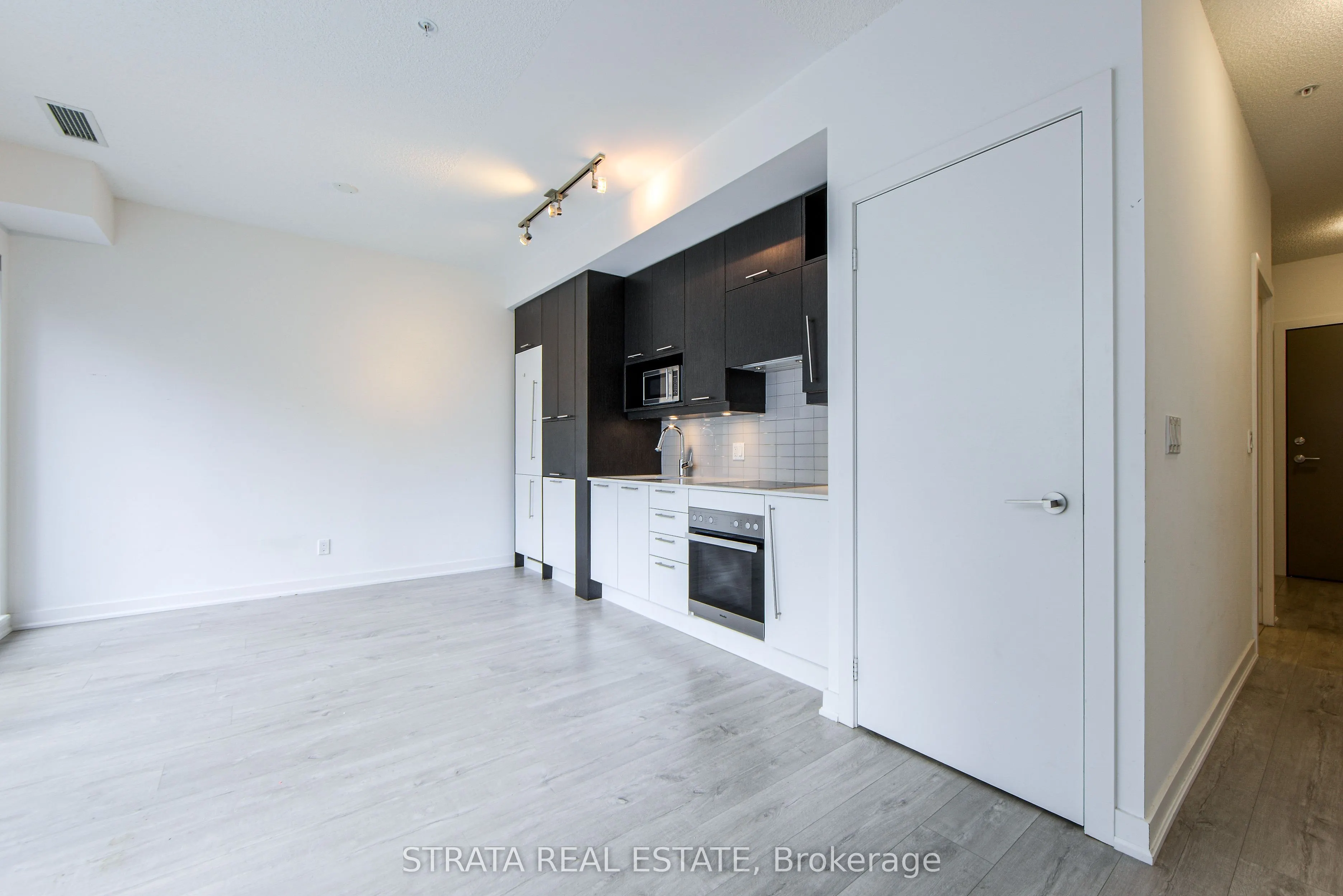 199 Richmond Street W, #815
