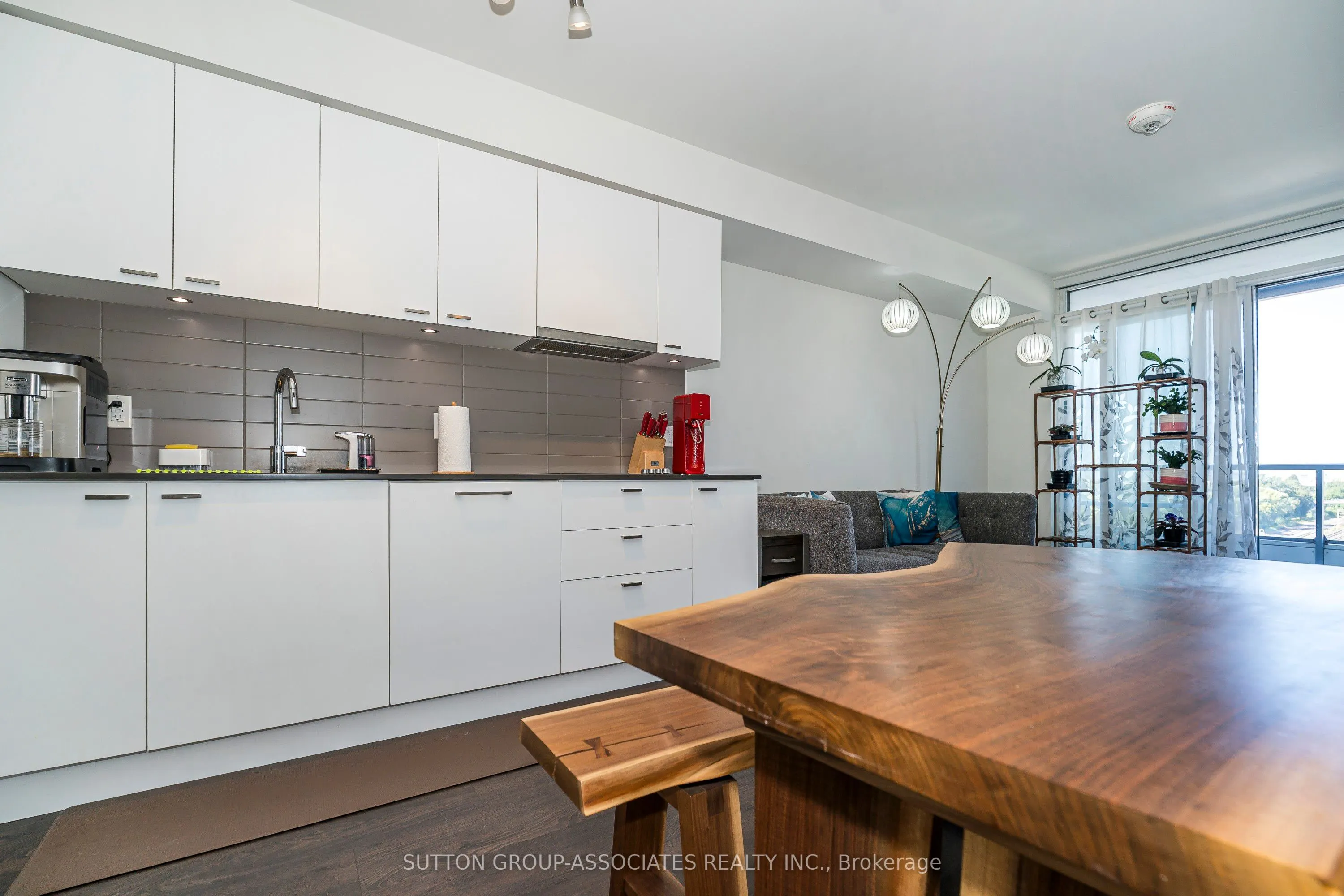 27 Bathurst Street, #508W