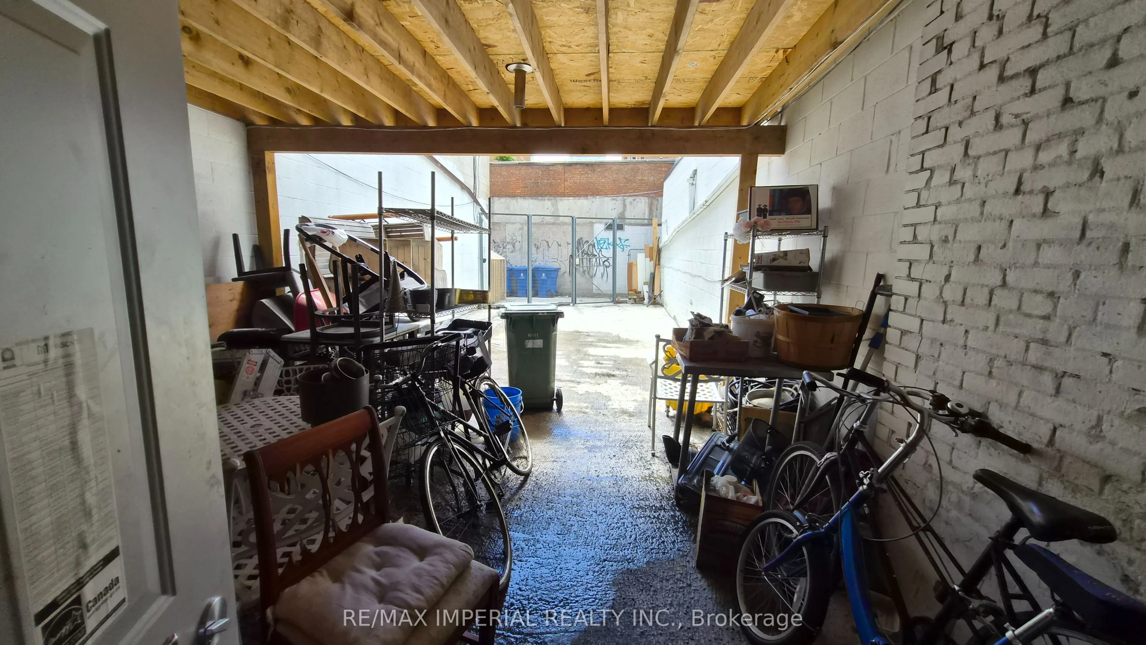 287 Dundas Street W