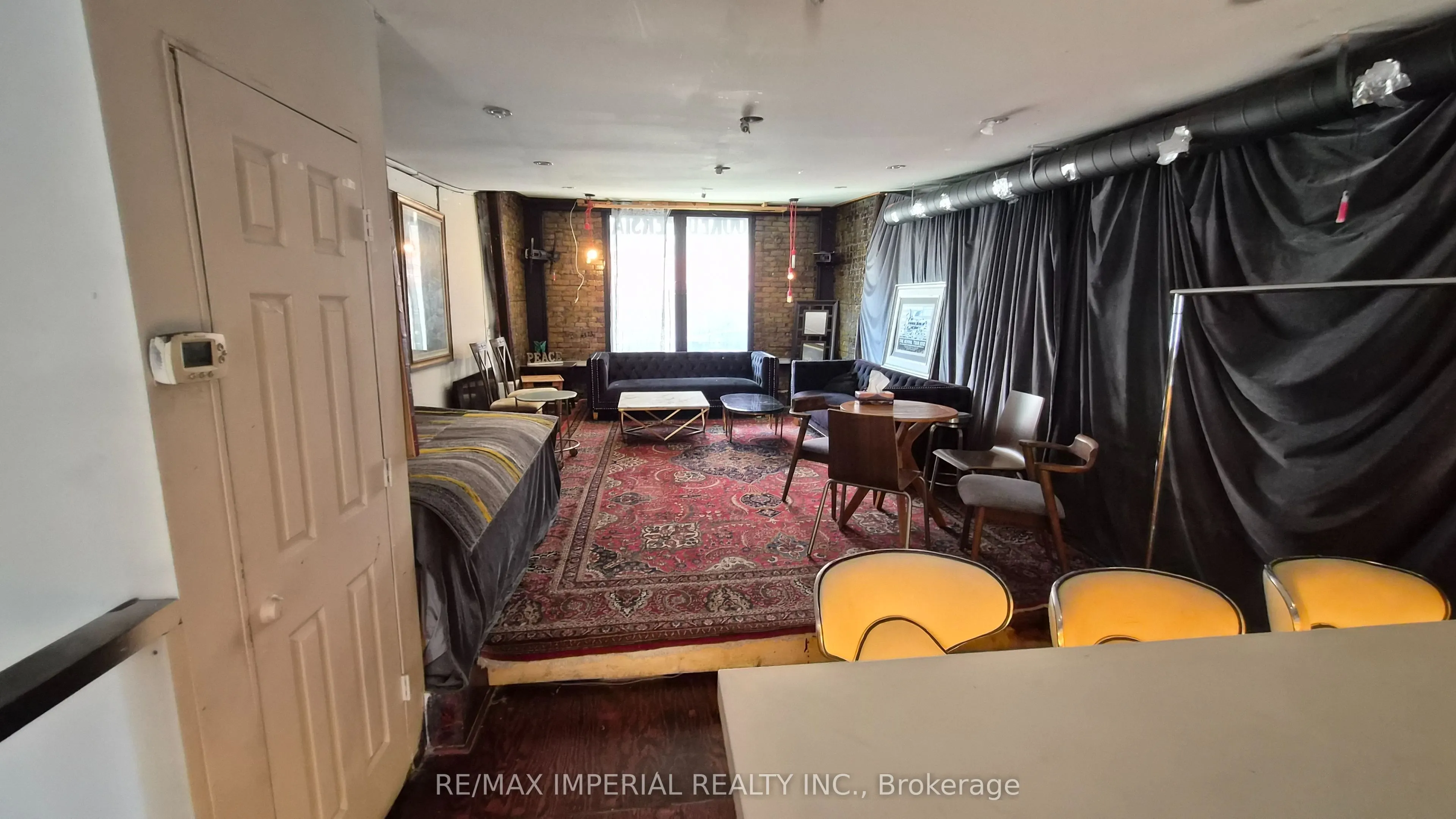 287 Dundas Street W
